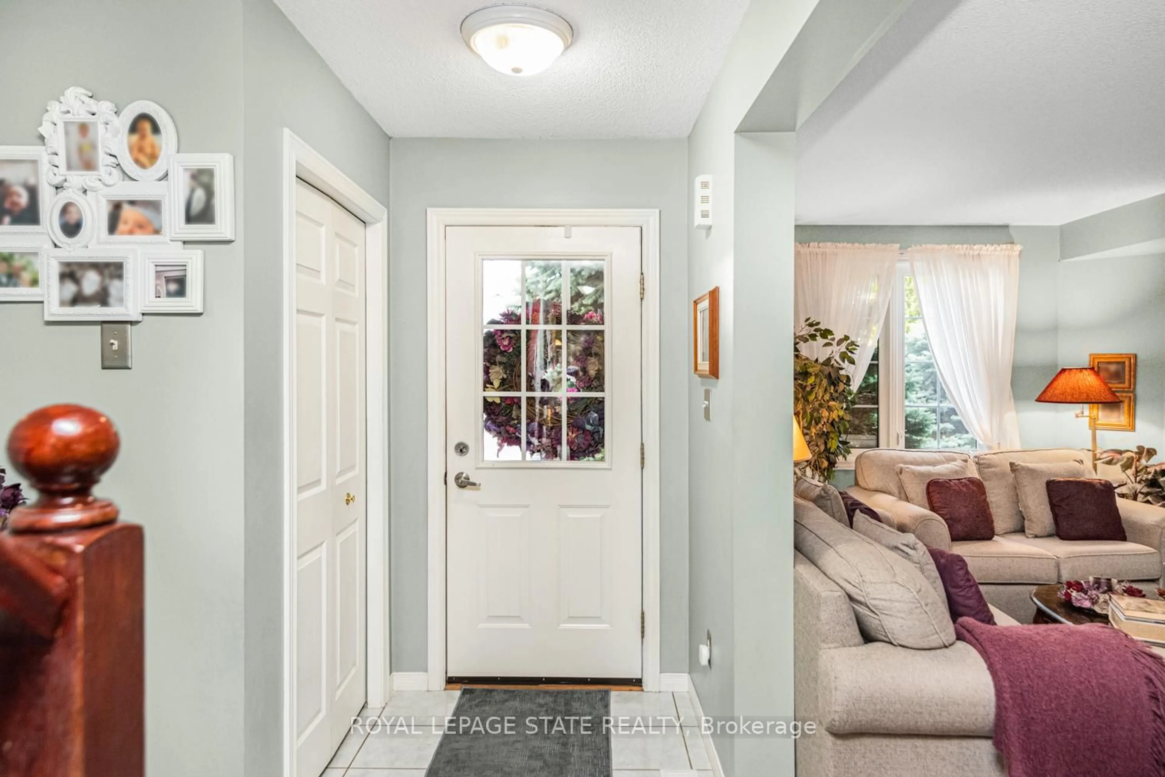 Indoor entryway for 10 Richview Dr, Hamilton Ontario L9B 2V5