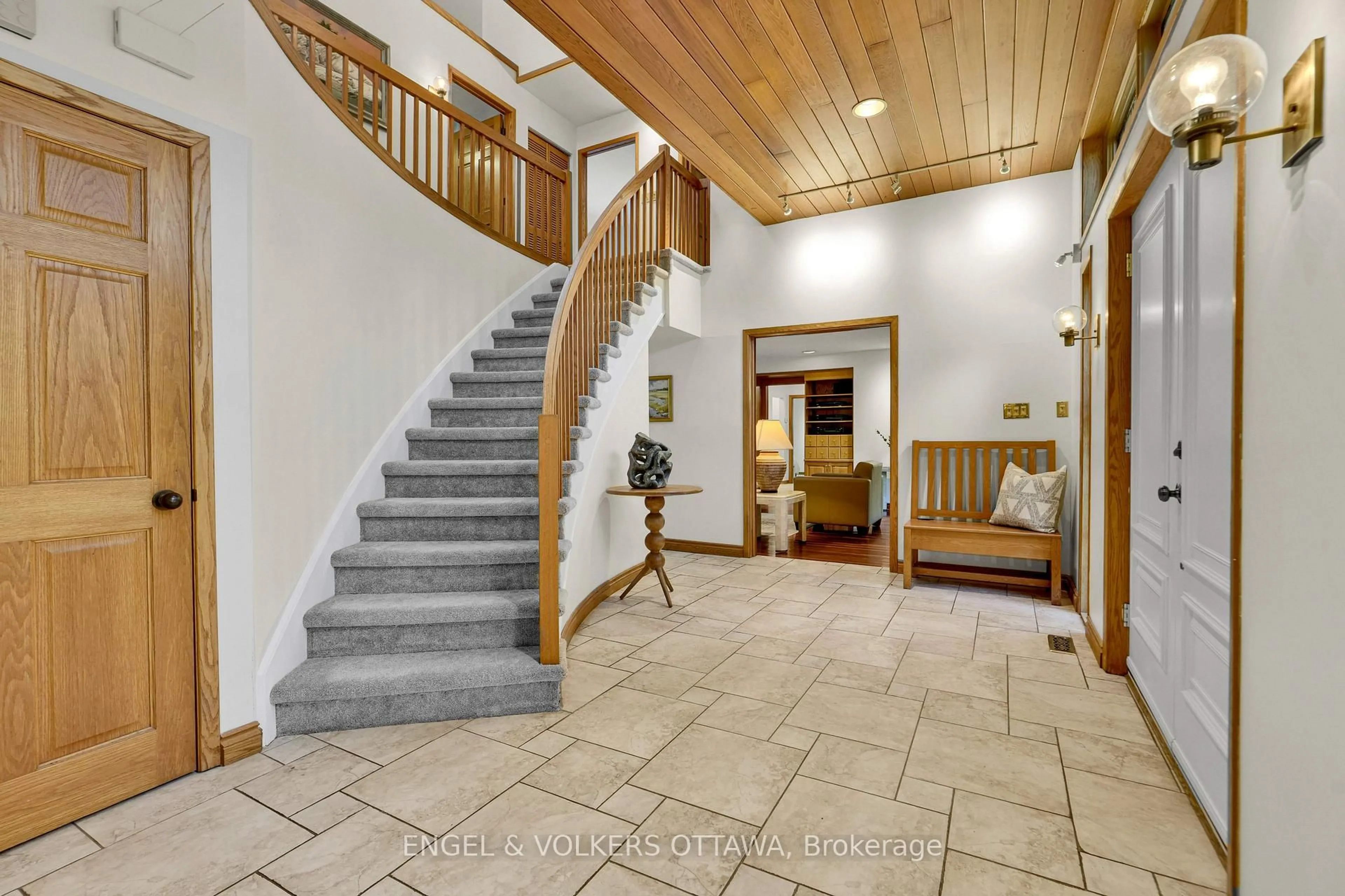 Indoor foyer for 7 Mid Pines Grve, Ottawa Ontario K2R 1B7