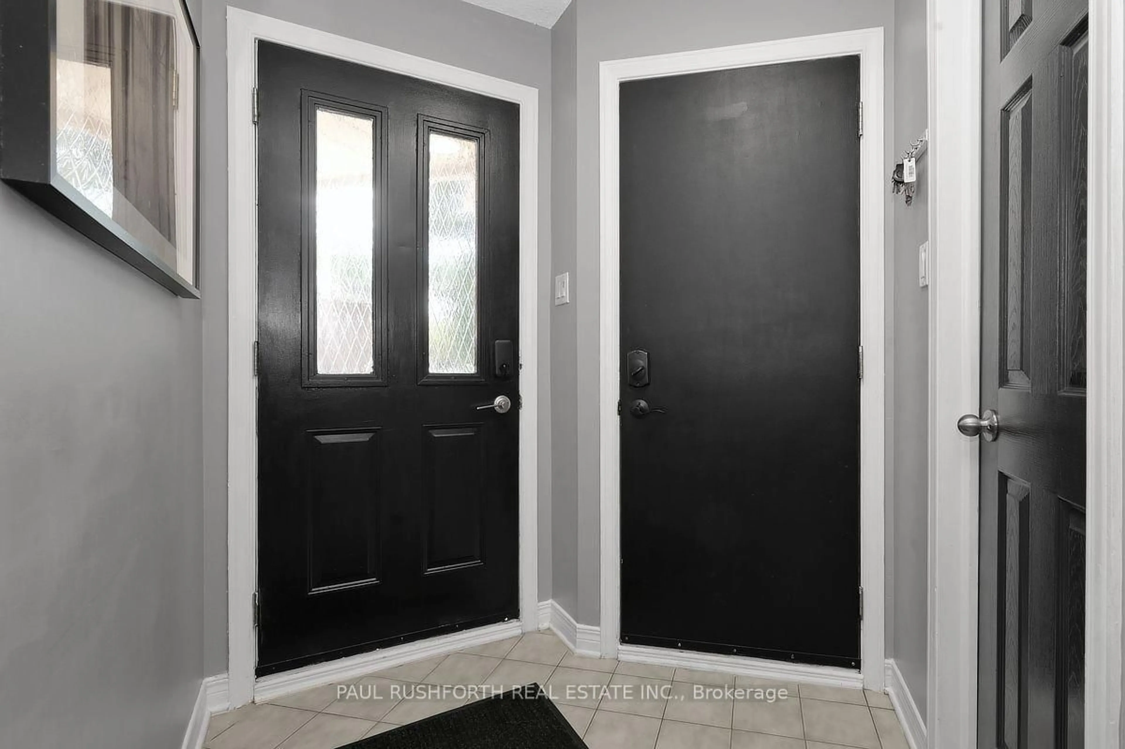 Indoor entryway for 29 Grenadier Way, Ottawa Ontario K2J 4L3