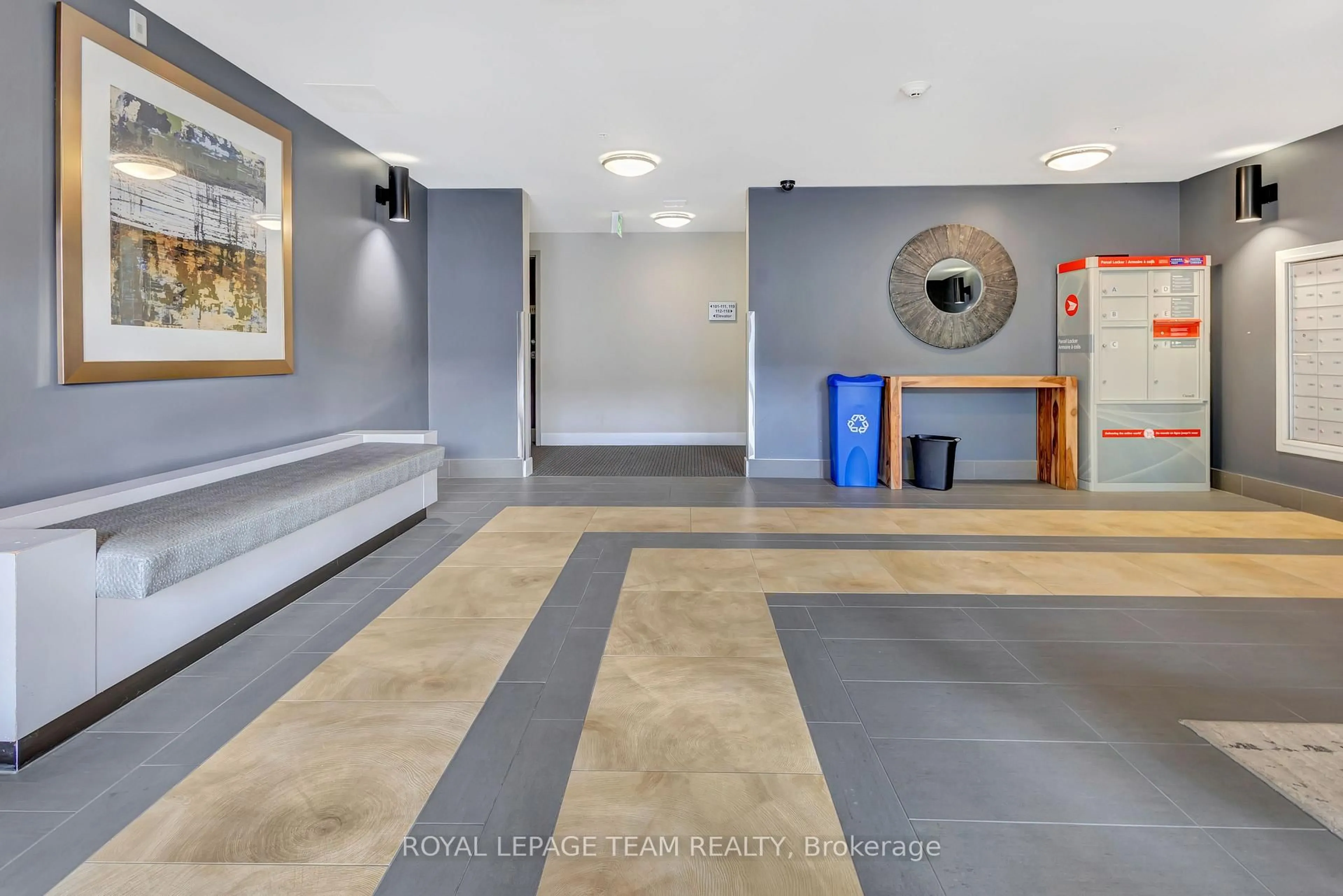 Indoor foyer for 2785 Baseline Rd #215, Ottawa Ontario K2H 0B7