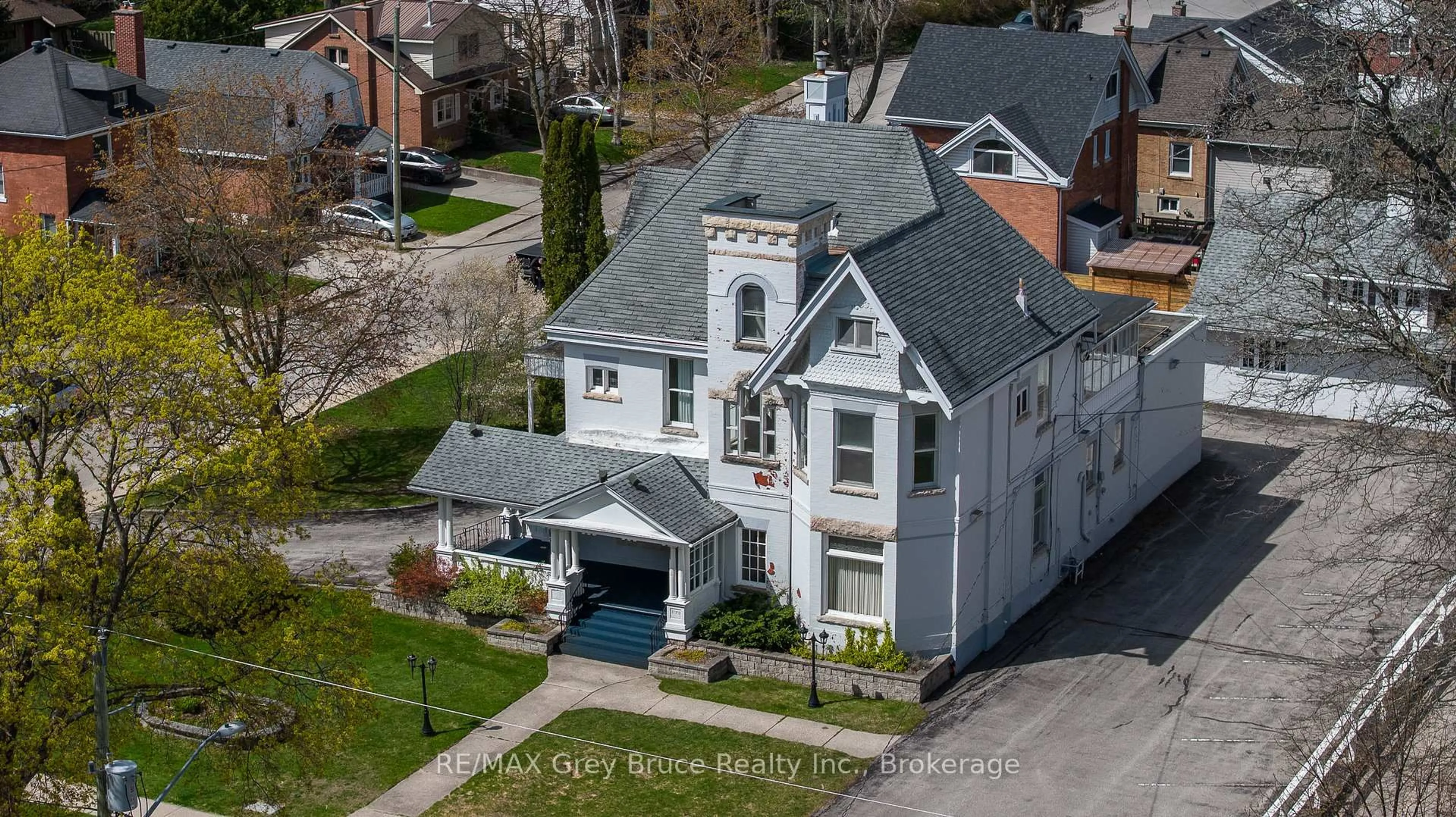 A pic from outside/outdoor area/front of a property/back of a property/a pic from drone, street for 1178 4th Ave, Owen Sound Ontario N4K 4W5