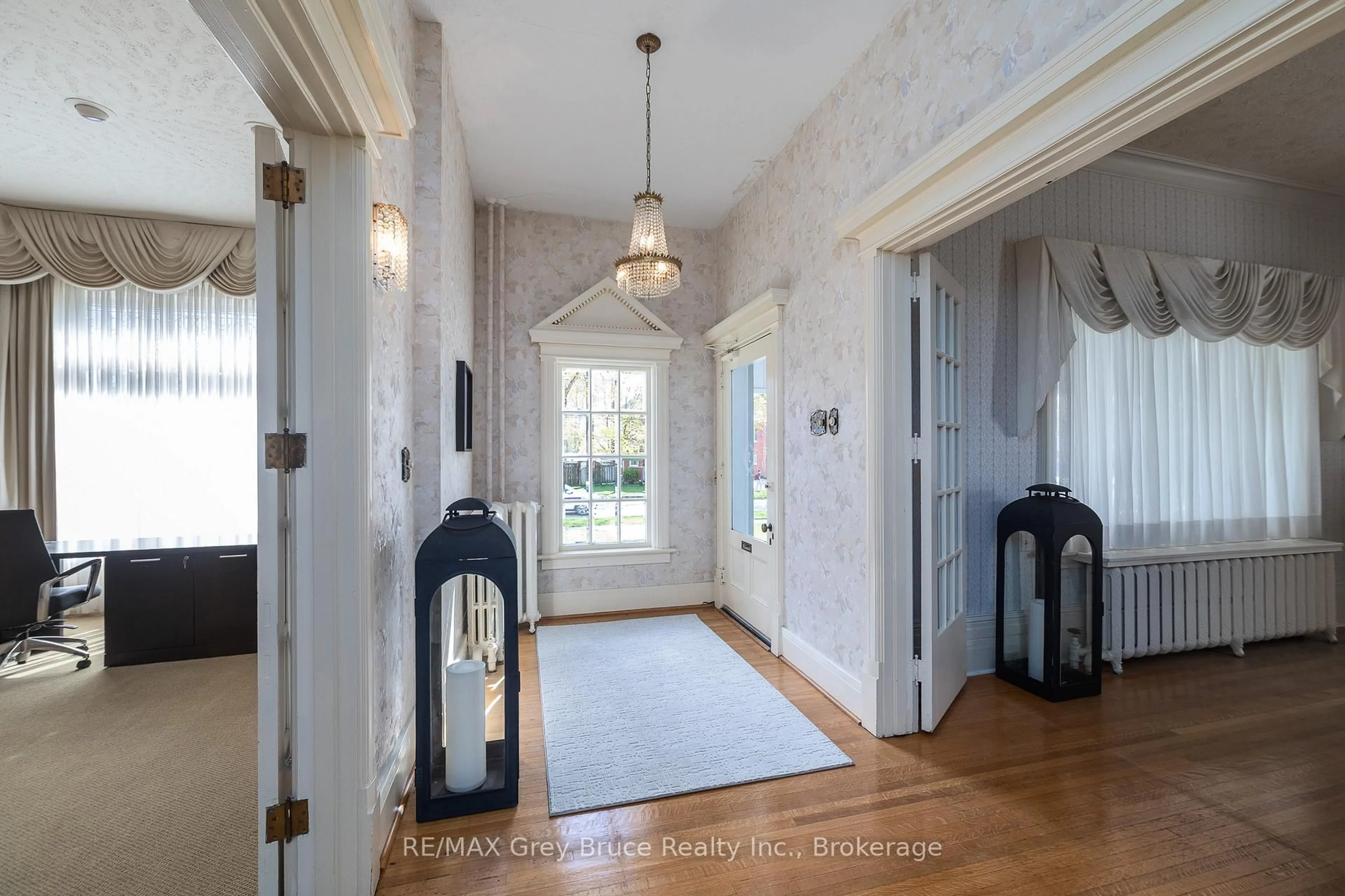 Indoor foyer for 1178 4th Ave, Owen Sound Ontario N4K 4W5