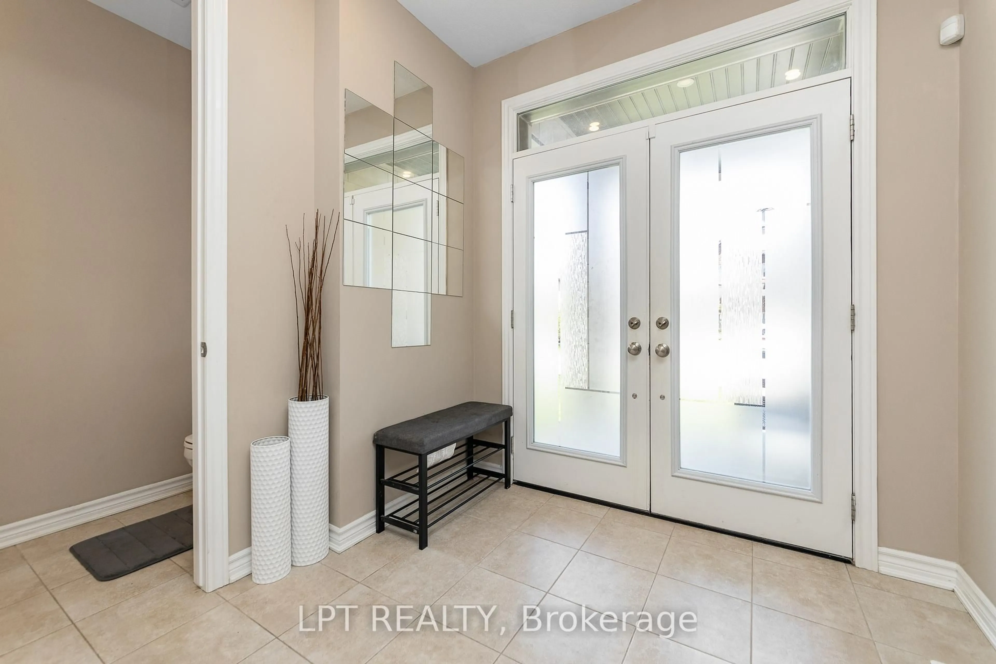 Indoor entryway for 908 Pedigree St, Stittsville Ontario K2S 0Y5