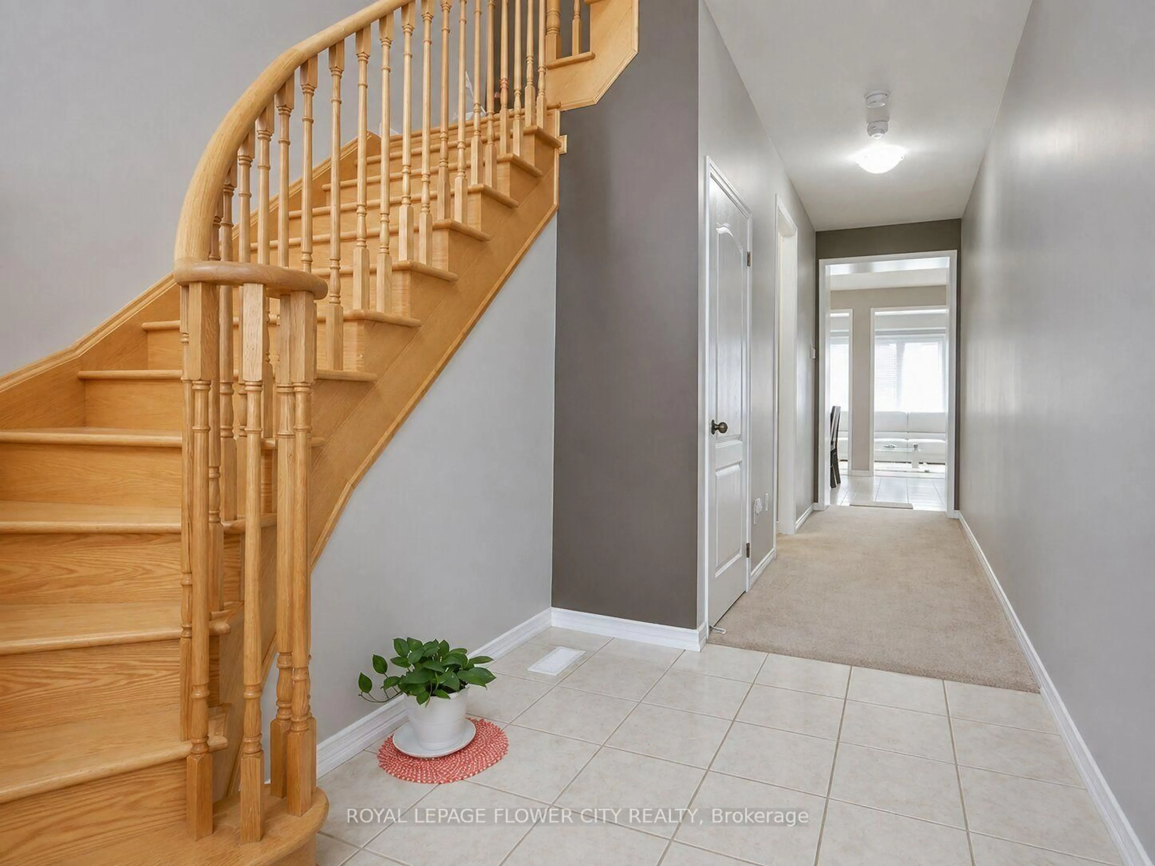 Indoor entryway for 7843 Butternut Blvd, Niagara Falls Ontario L2H 0N3