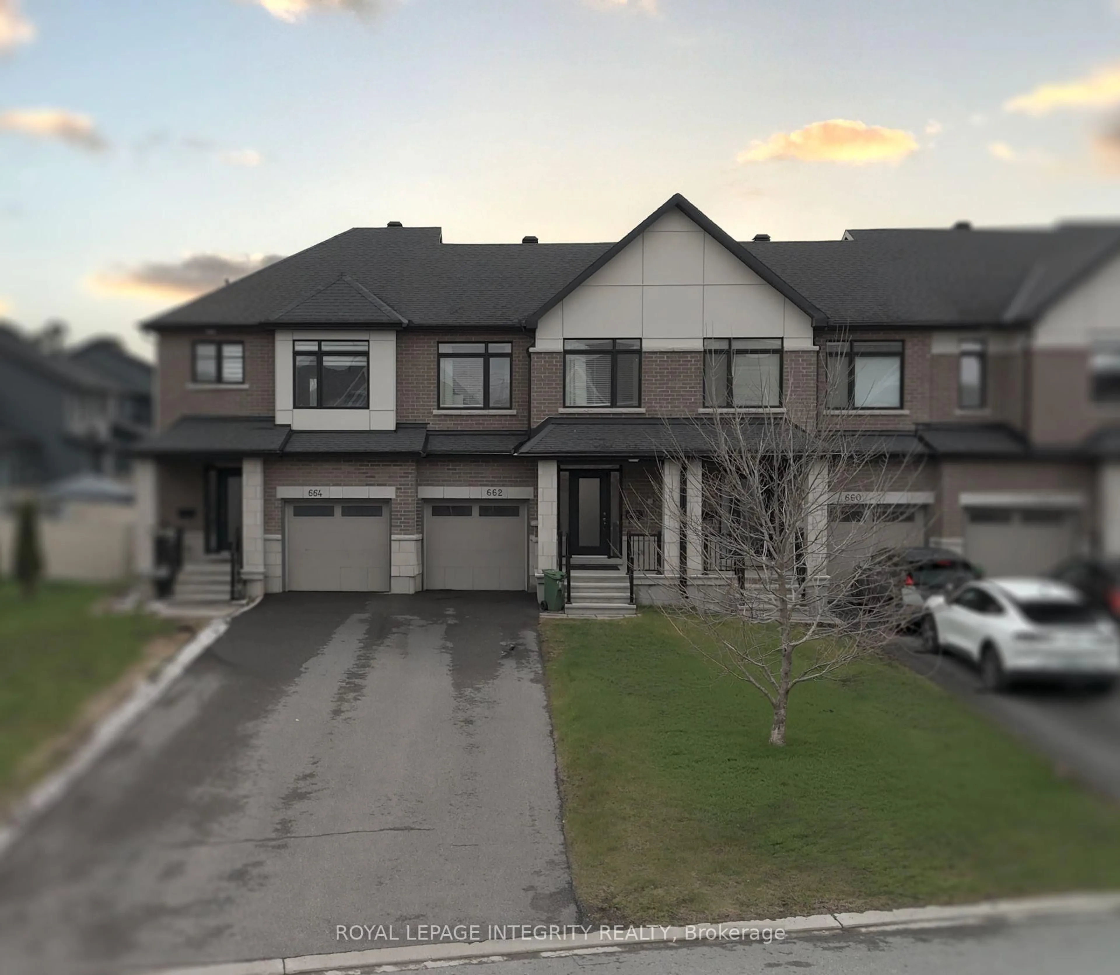 A pic from outside/outdoor area/front of a property/back of a property/a pic from drone, street for 662 PUTNEY Cres, Ottawa Ontario K2S 1E7