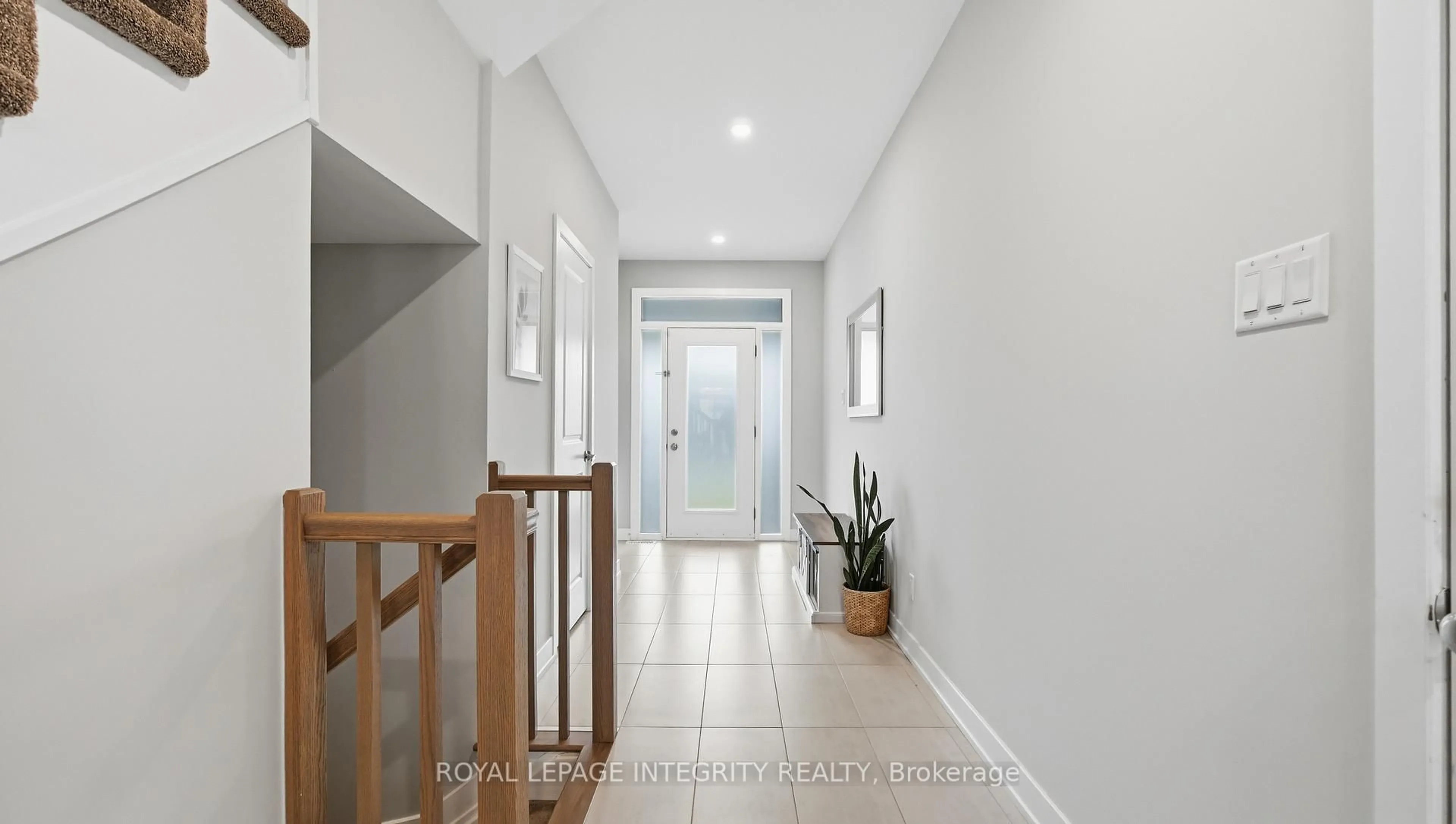 Indoor entryway for 662 PUTNEY Cres, Ottawa Ontario K2S 1E7