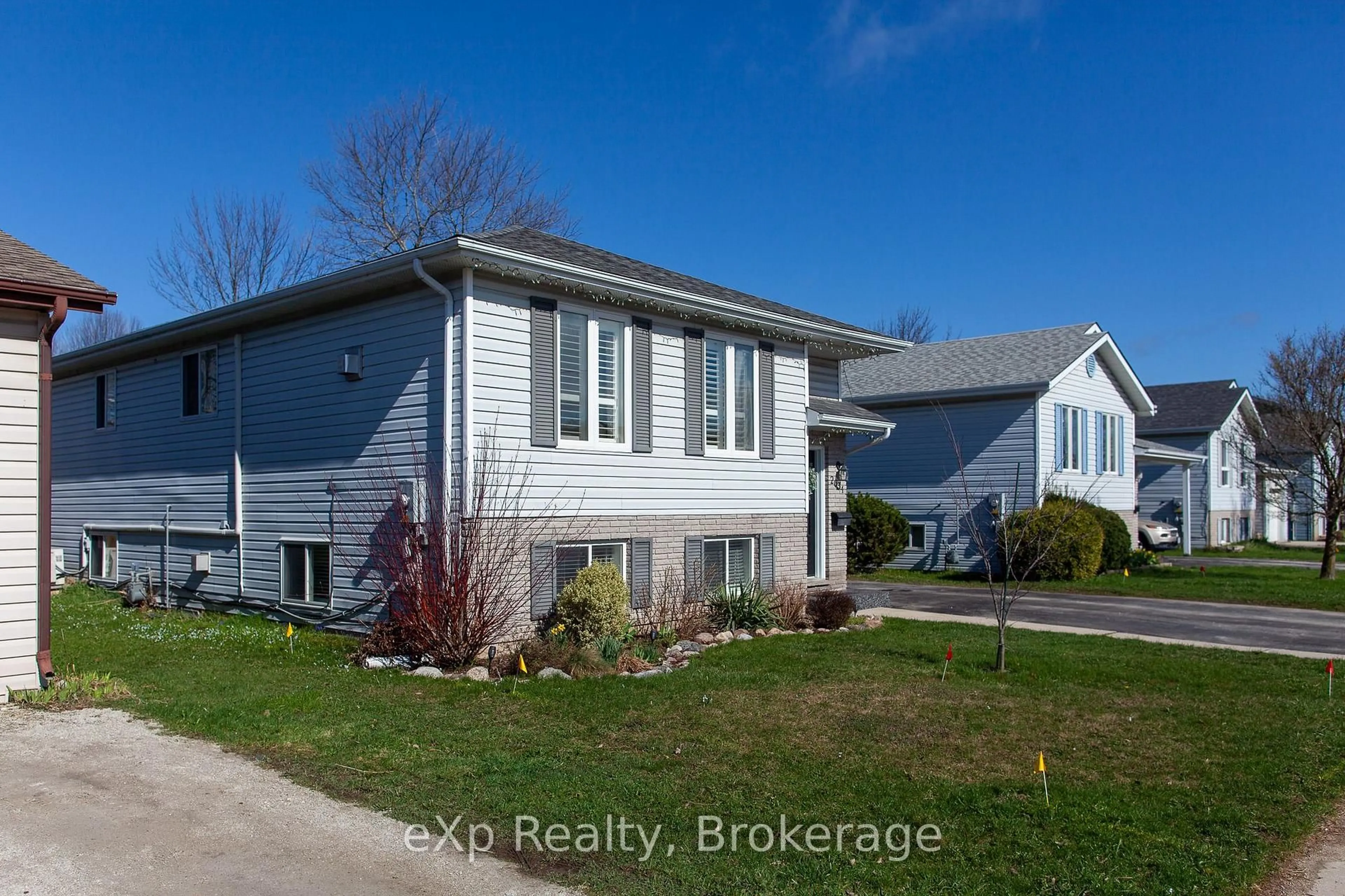 A pic from outside/outdoor area/front of a property/back of a property/a pic from drone, street for 2634 9th Ave, Owen Sound Ontario N4K 6T9