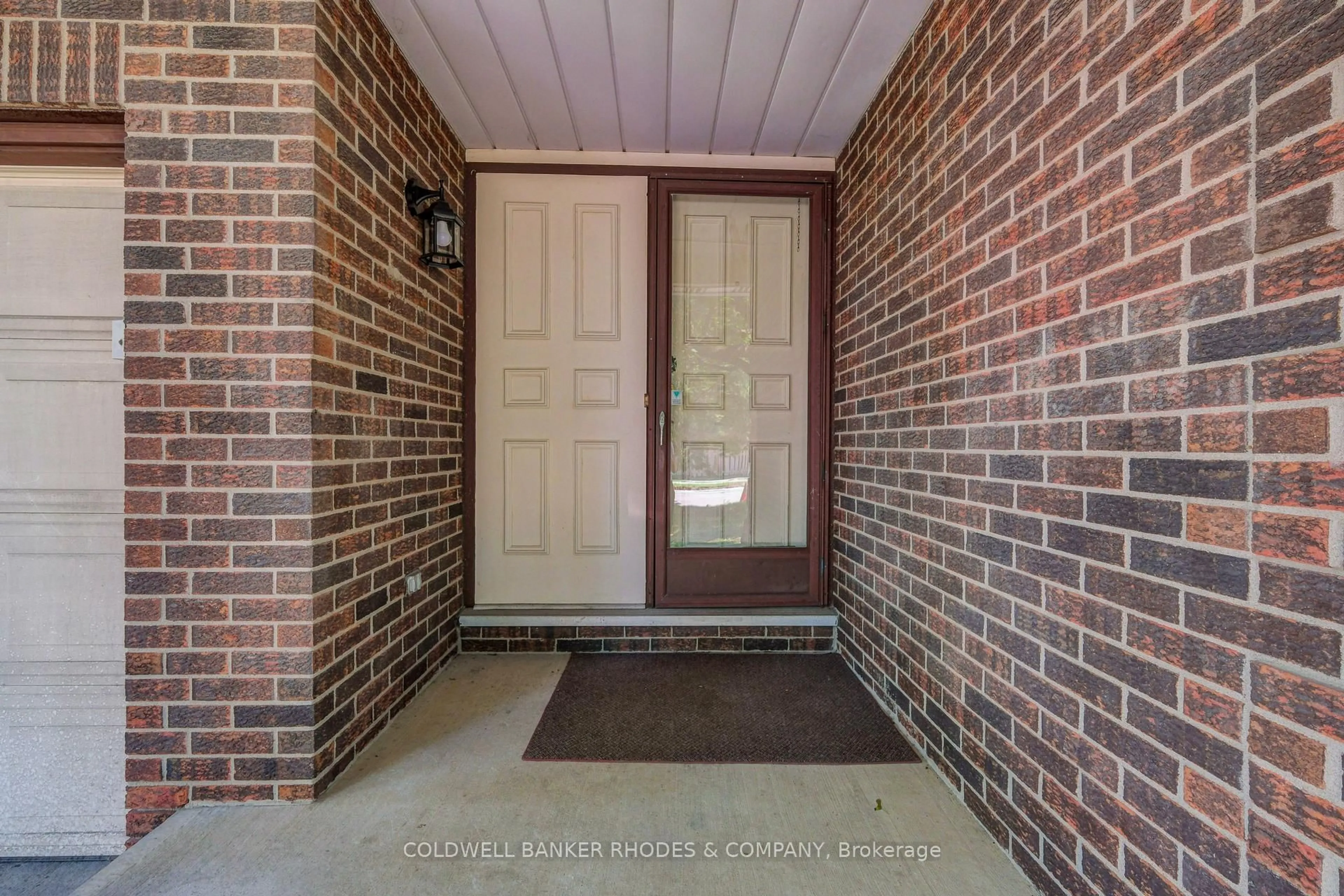 Indoor entryway for 6290 Fortune Dr, Orleans Ontario K1C 2B1