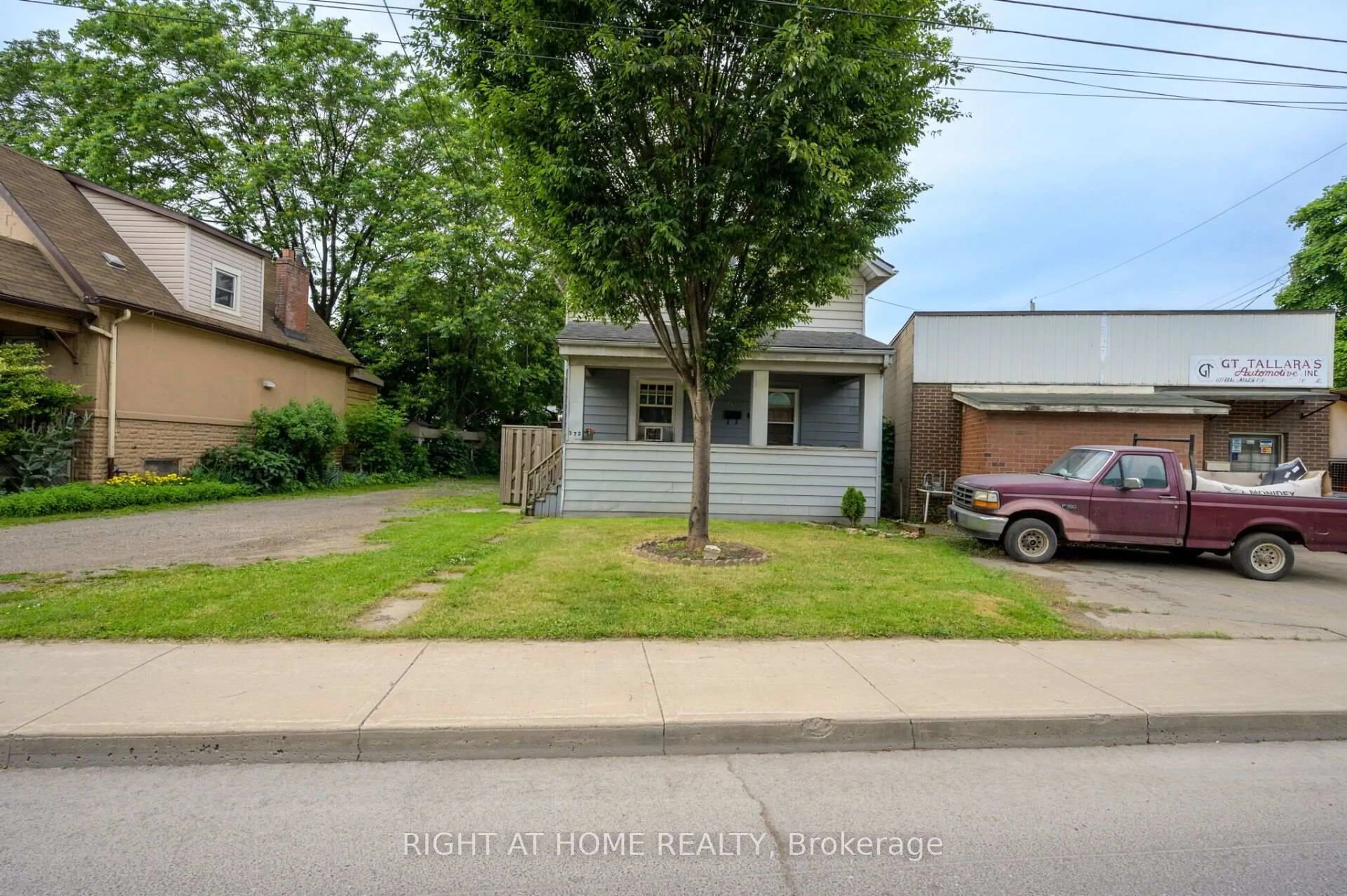 A pic from outside/outdoor area/front of a property/back of a property/a pic from drone, street for 372 Beach Rd, Hamilton Ontario L8H 3K5