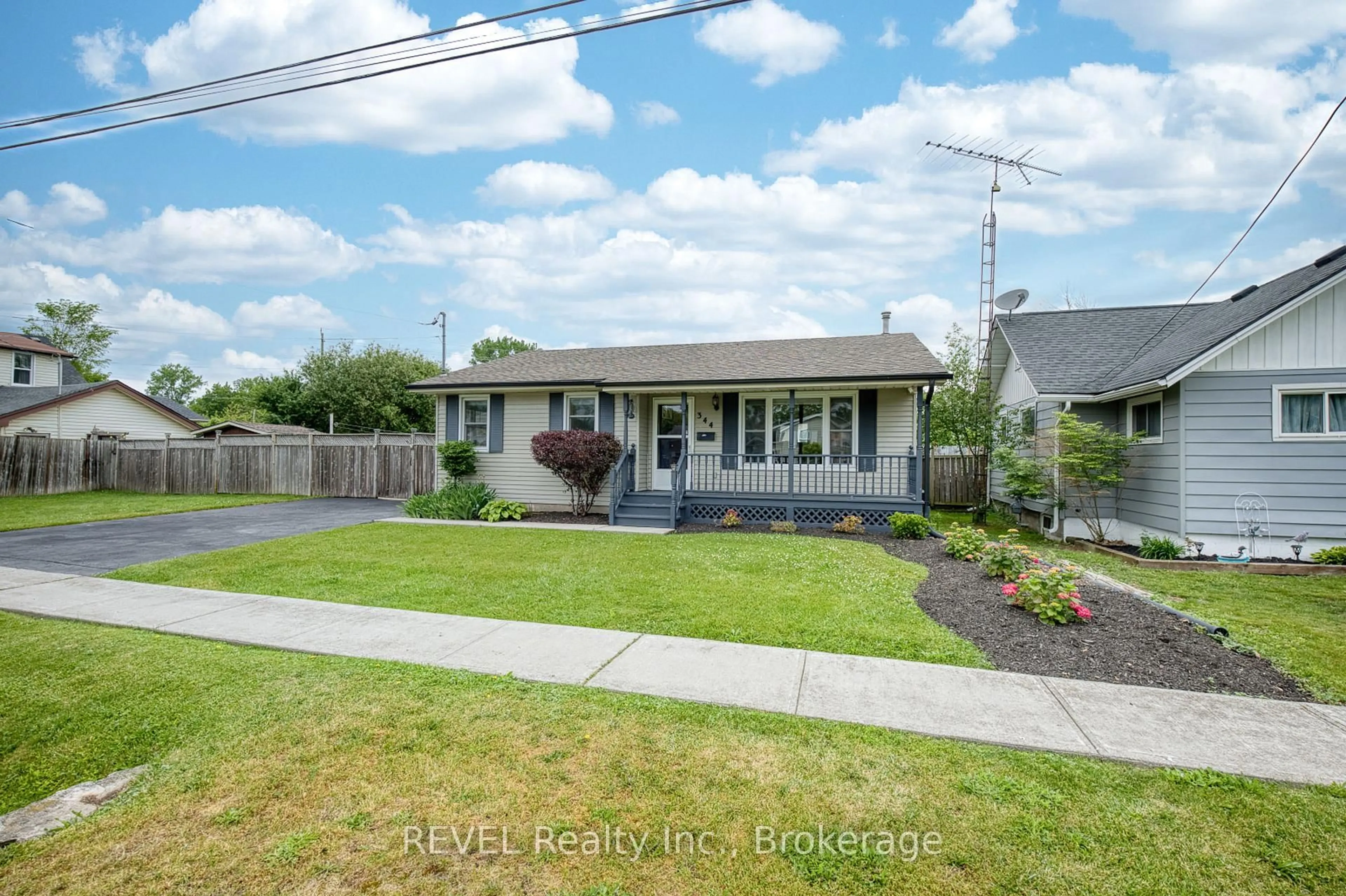 A pic from outside/outdoor area/front of a property/back of a property/a pic from drone, street for 344 Leask Ave, Fort Erie Ontario L2A 4L4