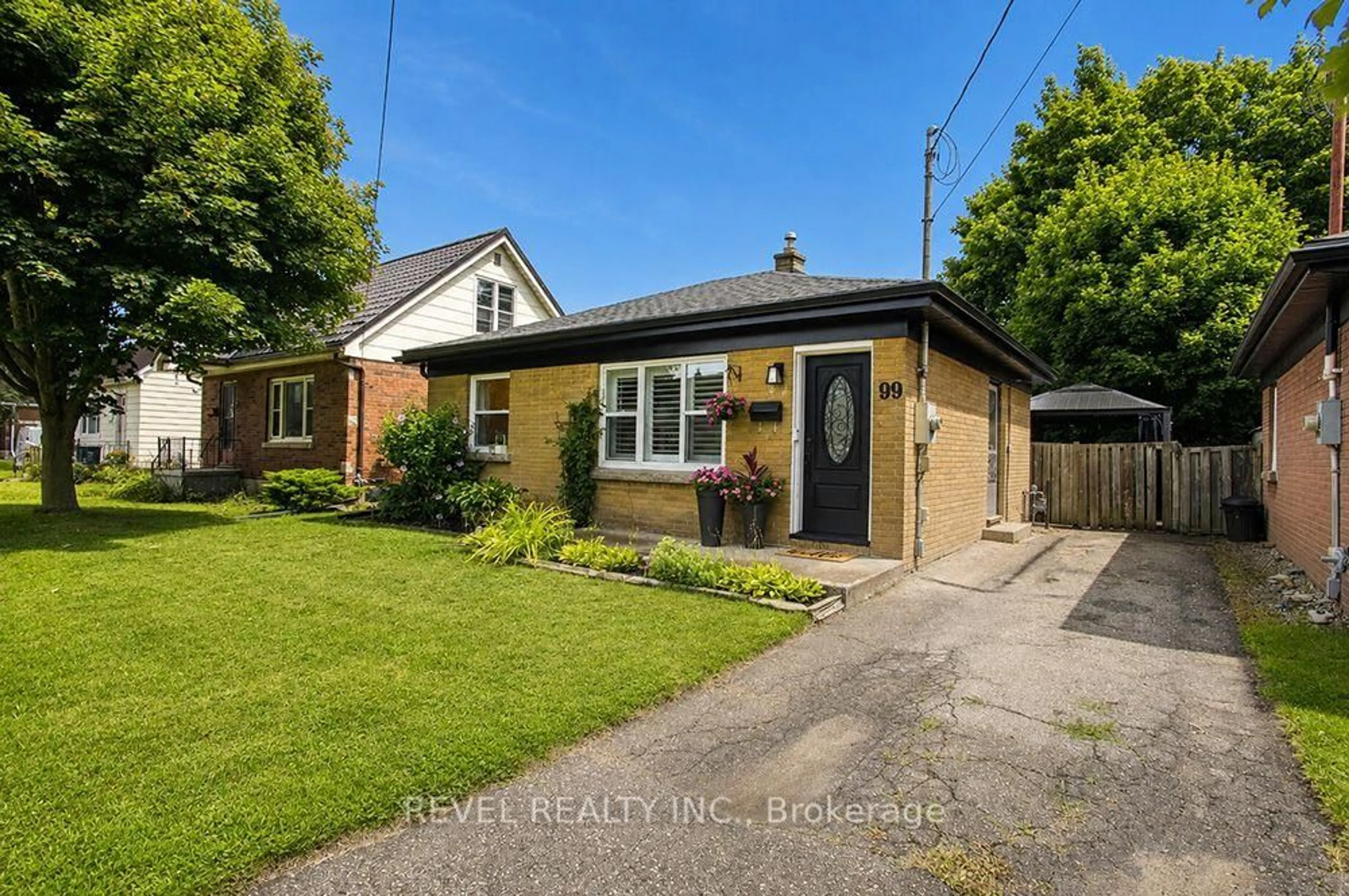A pic from outside/outdoor area/front of a property/back of a property/a pic from drone, street for 99 Harriett St, Brantford Ontario N3S 1J5
