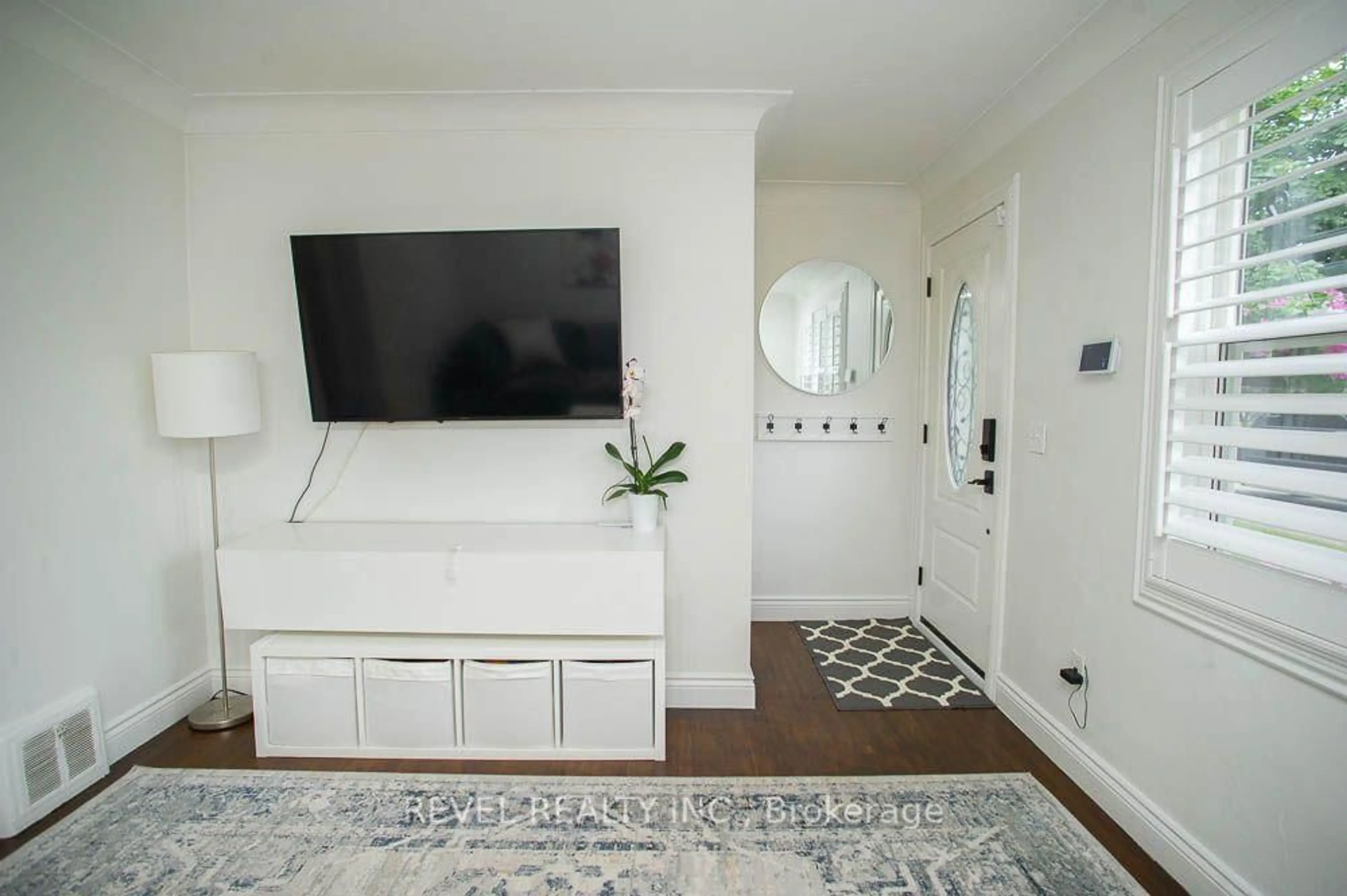 Indoor entryway for 99 Harriett St, Brantford Ontario N3S 1J5