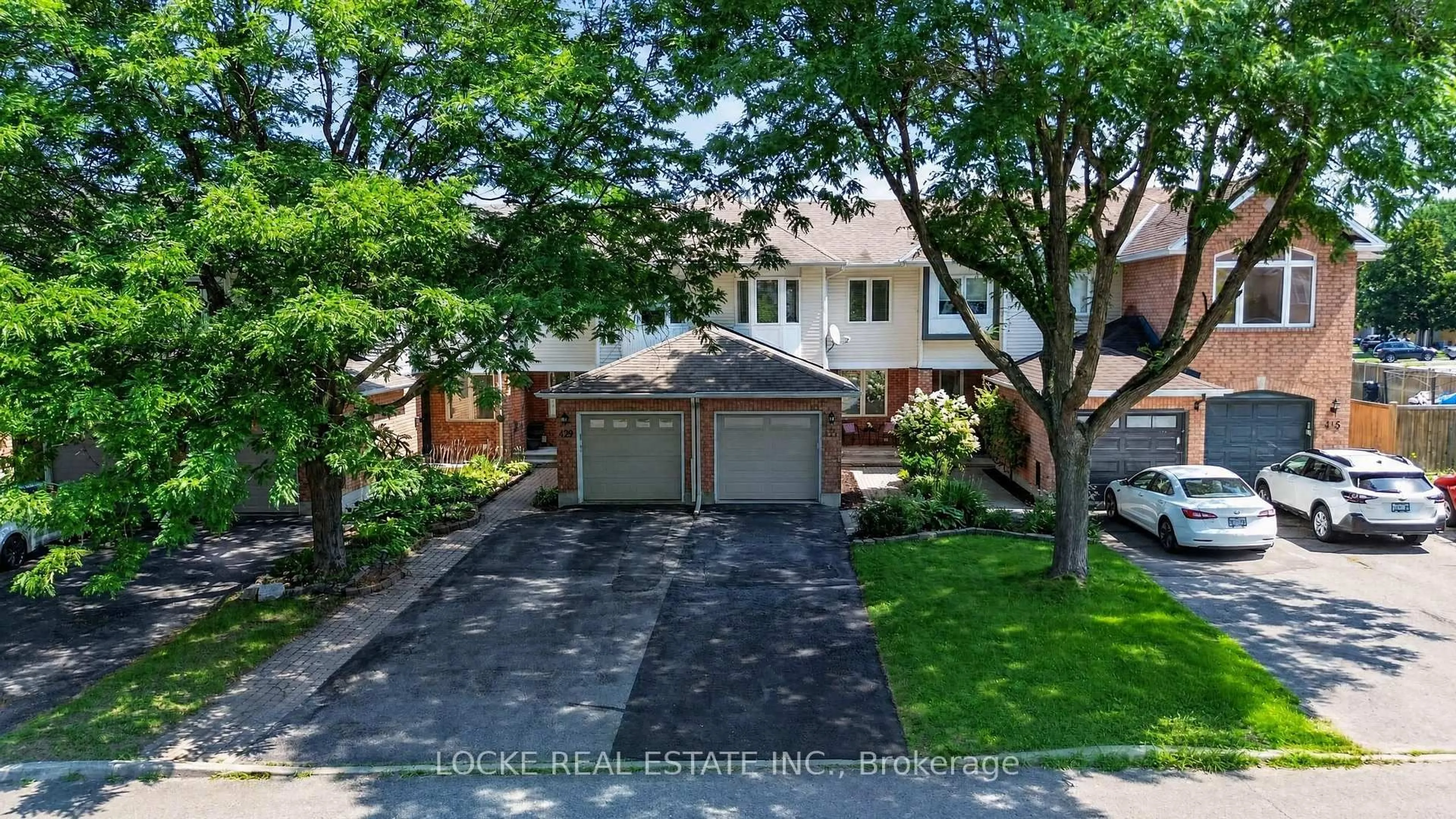 A pic from outside/outdoor area/front of a property/back of a property/a pic from drone, street for 431 Lawler Cres, Ottawa Ontario K4A 3Y3