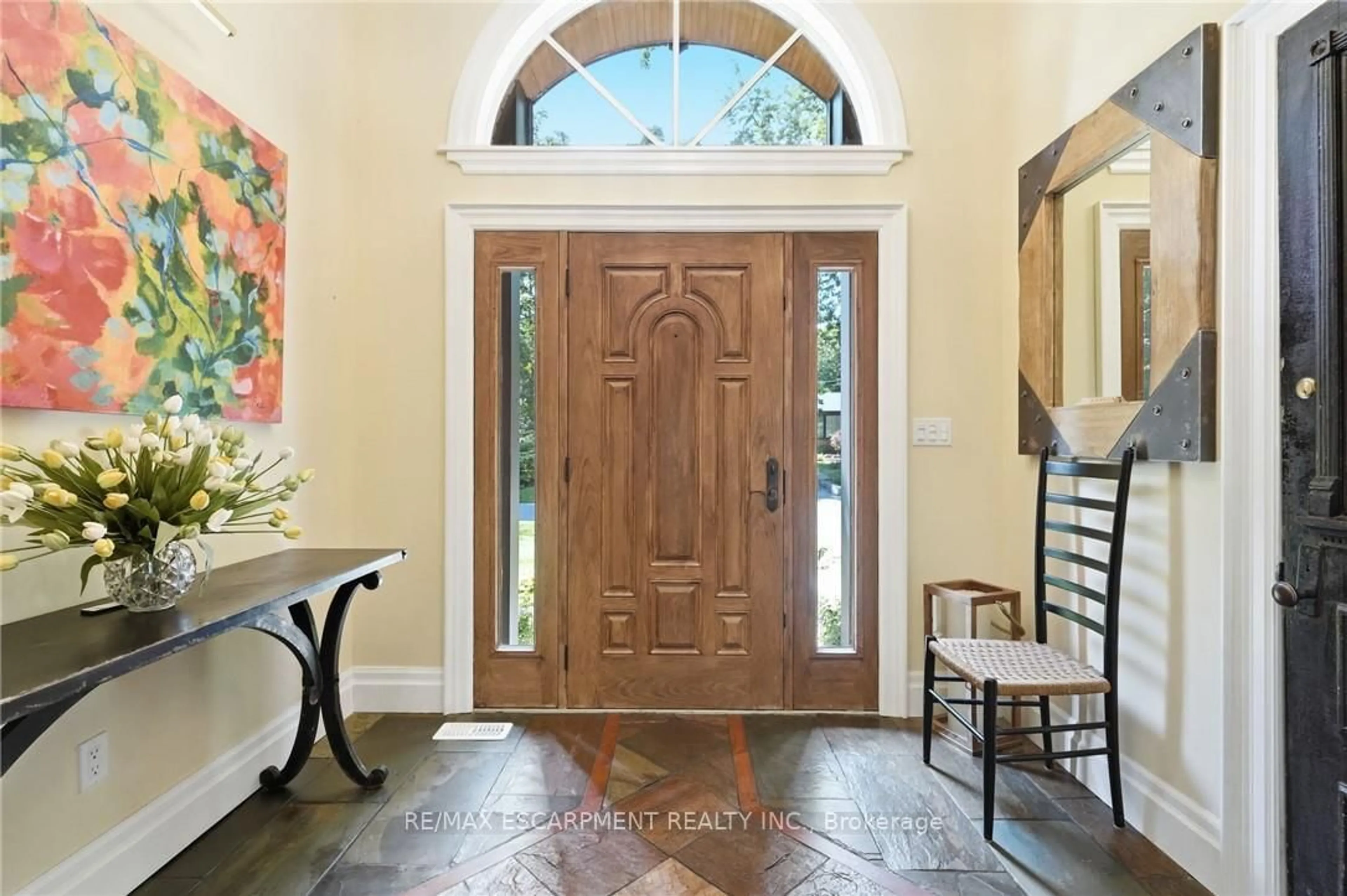 Indoor entryway for 376 Moxley Rd, Hamilton Ontario L9H 5L5