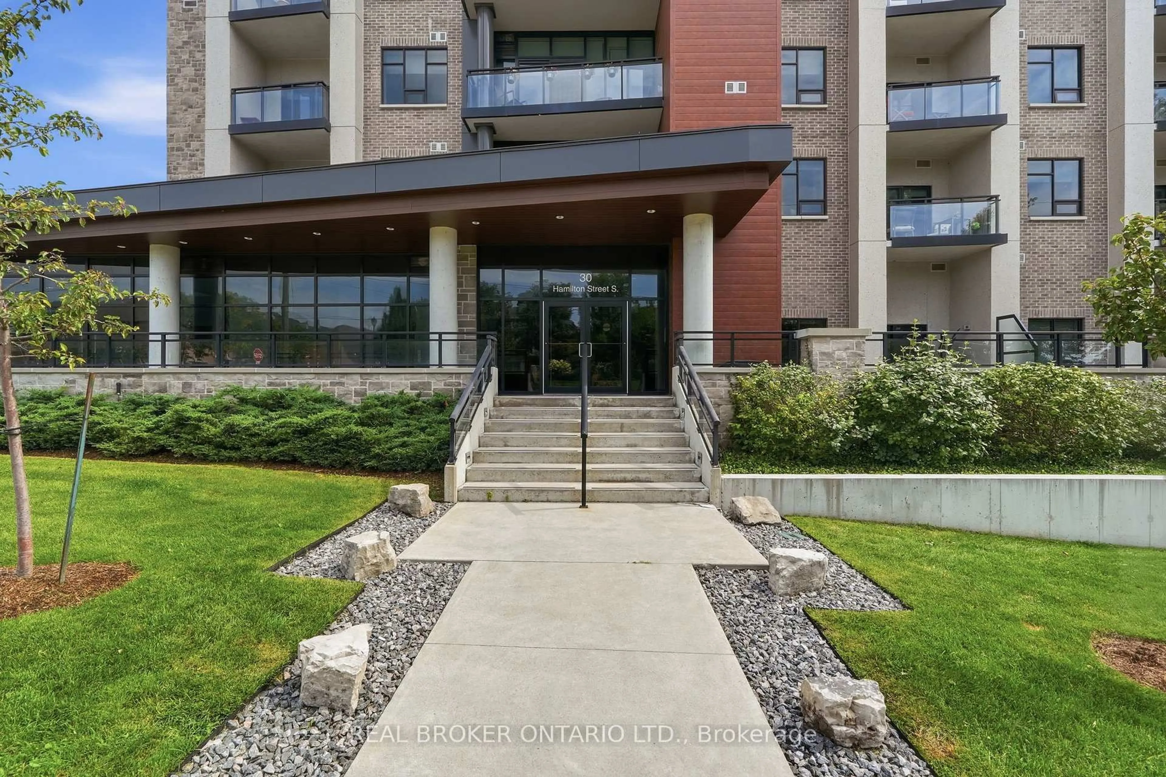 Indoor foyer for 30 Hamilton St #101, Hamilton Ontario L8B 1V8