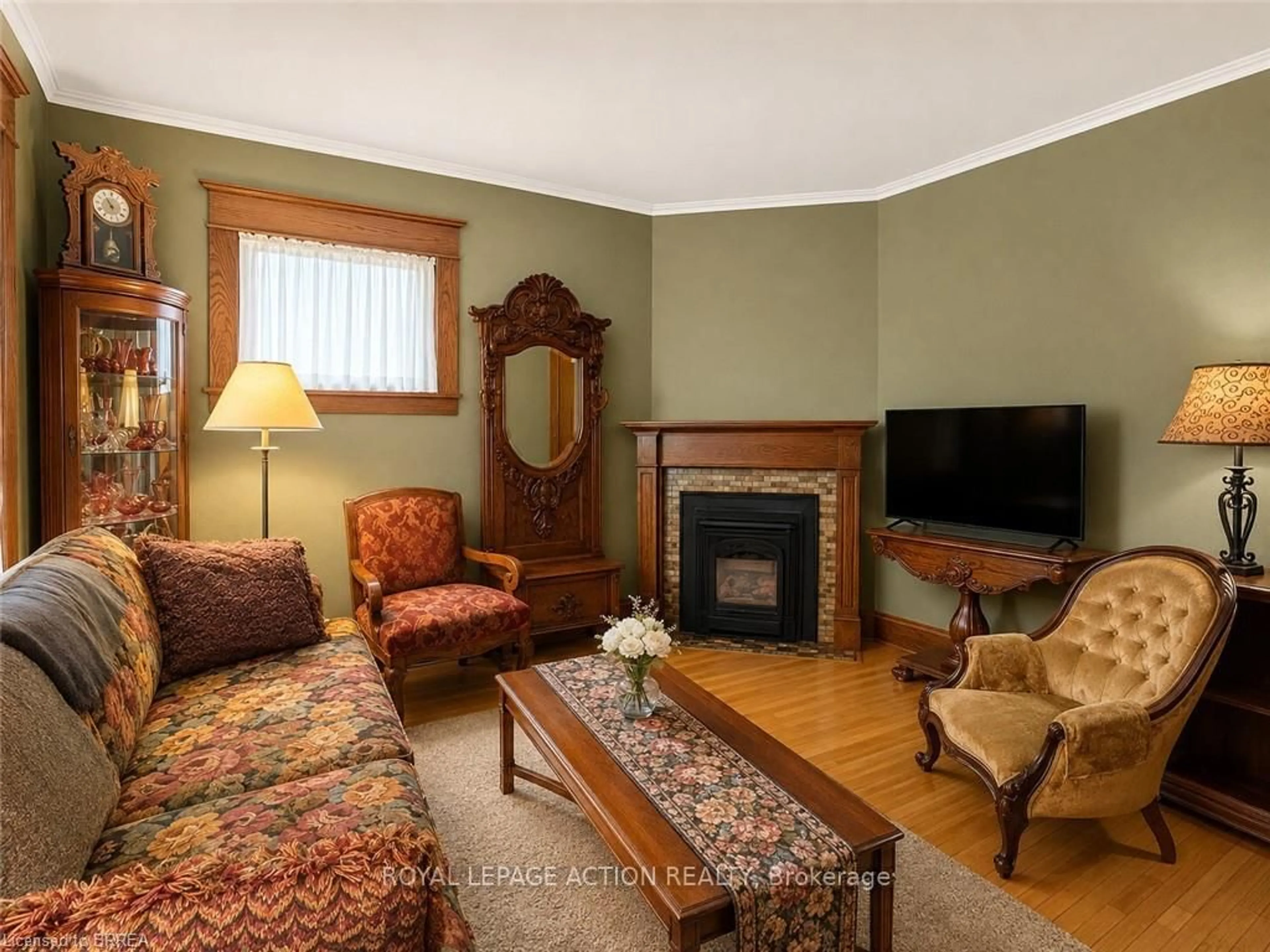 Living room with furniture, unknown for 49 Palmerston Ave, Brantford Ontario N3T 4L1