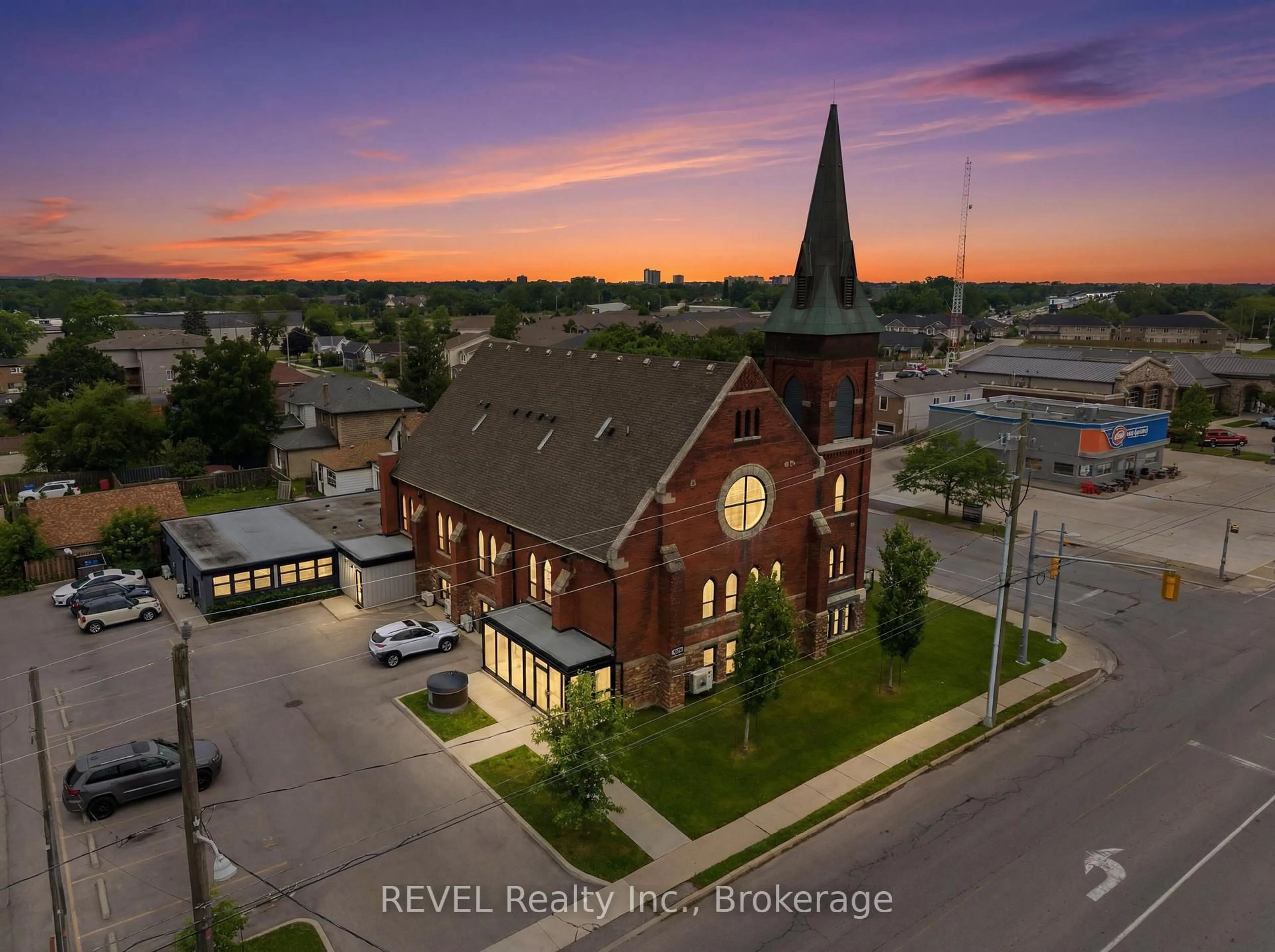 A pic from outside/outdoor area/front of a property/back of a property/a pic from drone, building for 405 Merritt St #3, St. Catharines Ontario L2P 1P5