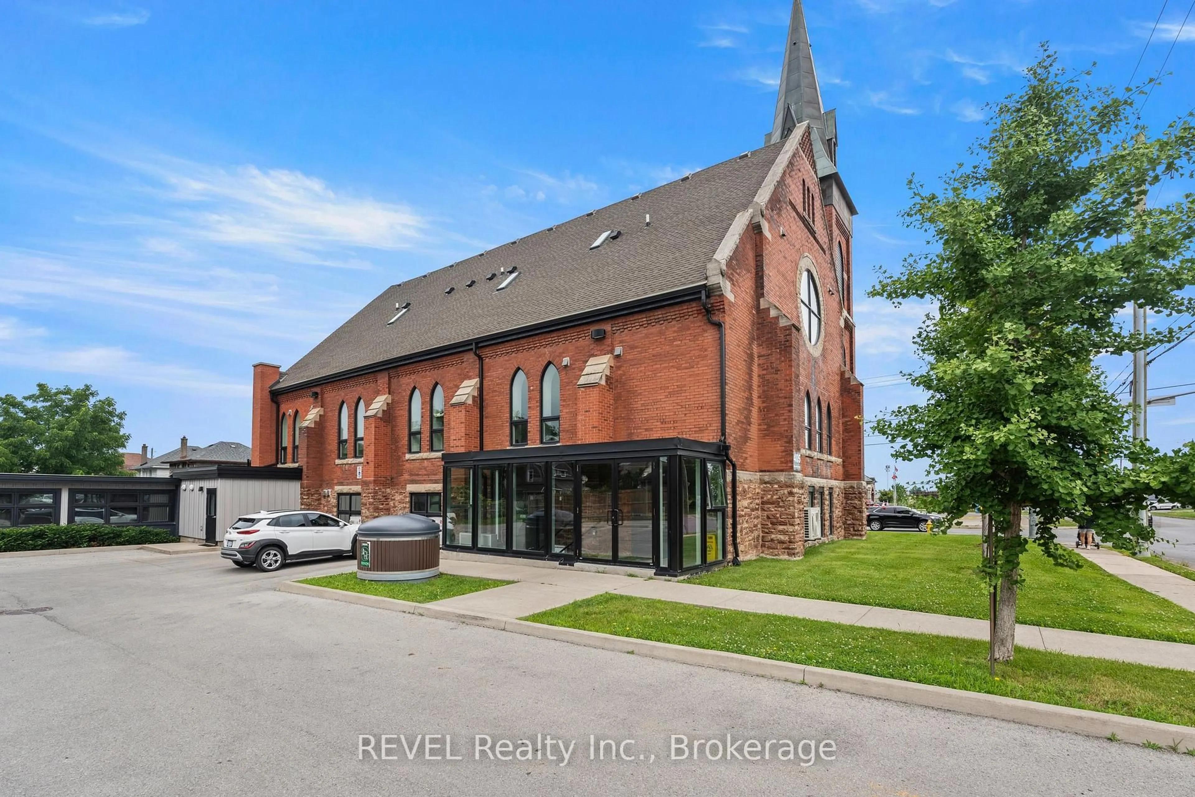 Home with brick exterior material, street for 405 Merritt St #3, St. Catharines Ontario L2P 1P5