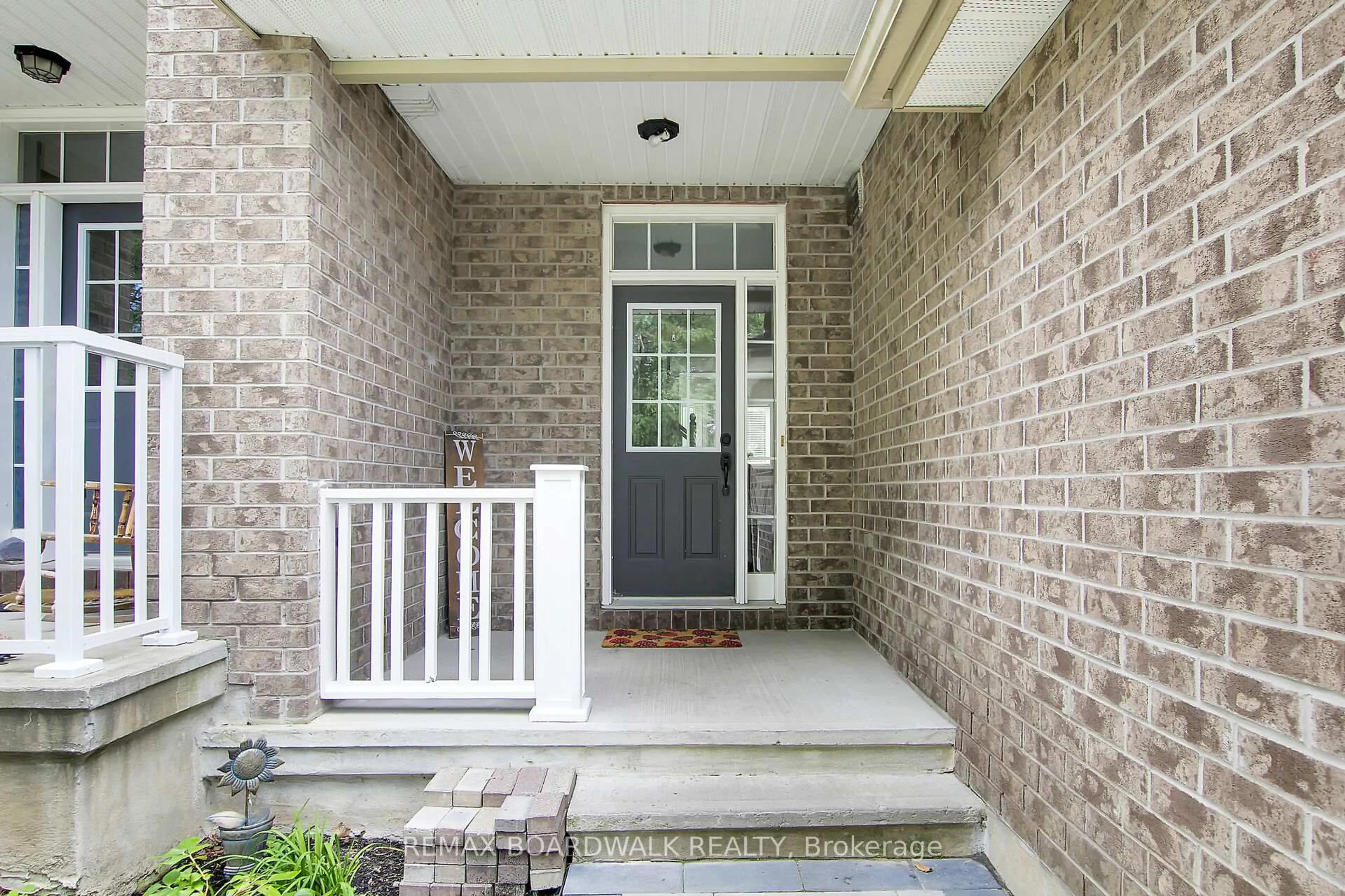 Indoor entryway for 86 Saddlesmith Circ, Ottawa Ontario K2M 2Y5