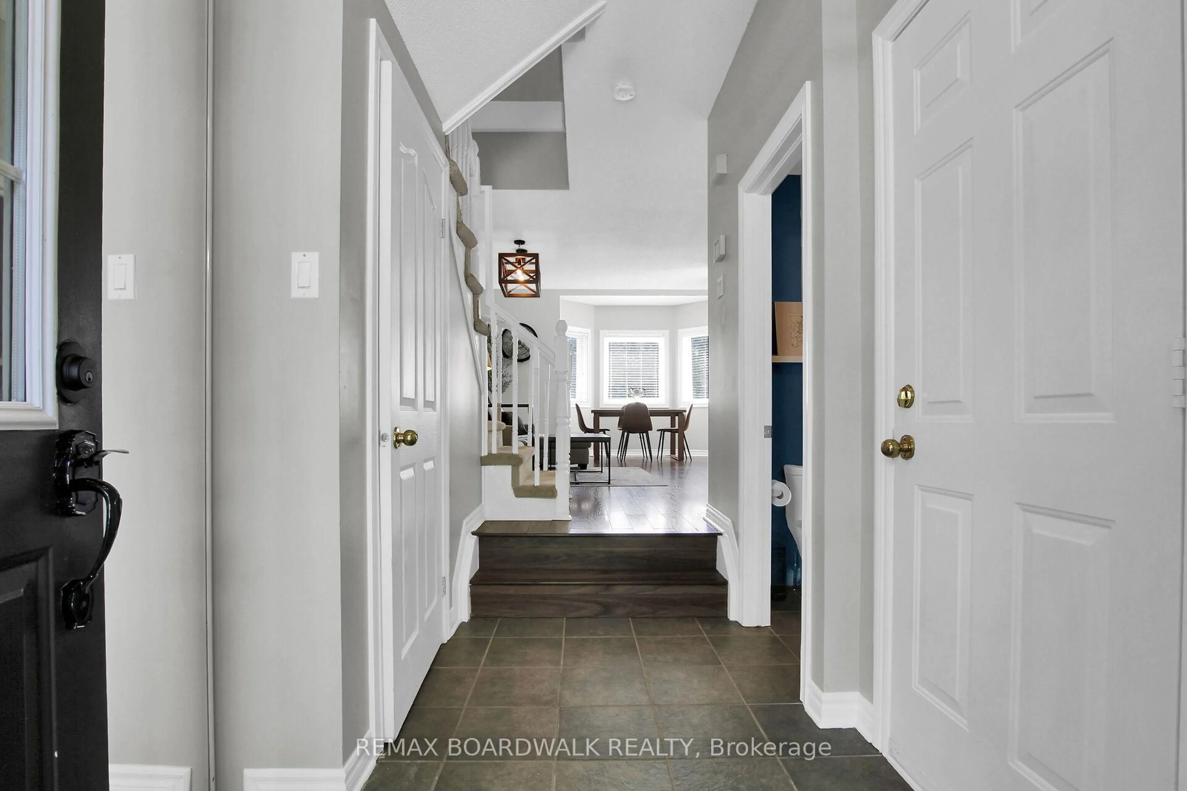 Indoor entryway for 86 Saddlesmith Circ, Ottawa Ontario K2M 2Y5