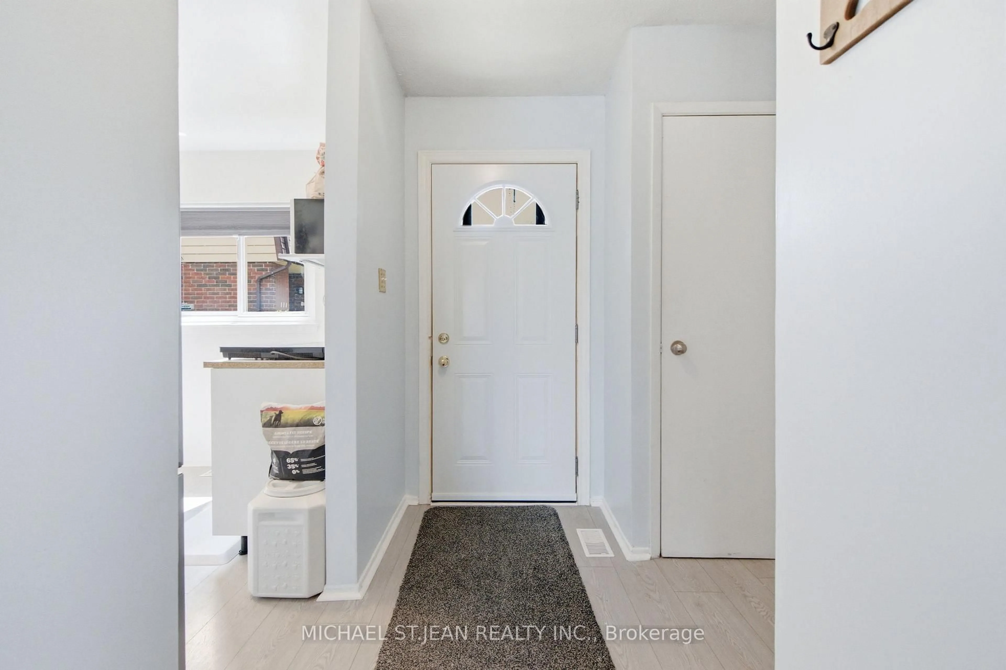 Indoor entryway for 20 Glenvale Dr #94, Hamilton Ontario L9C 5V4