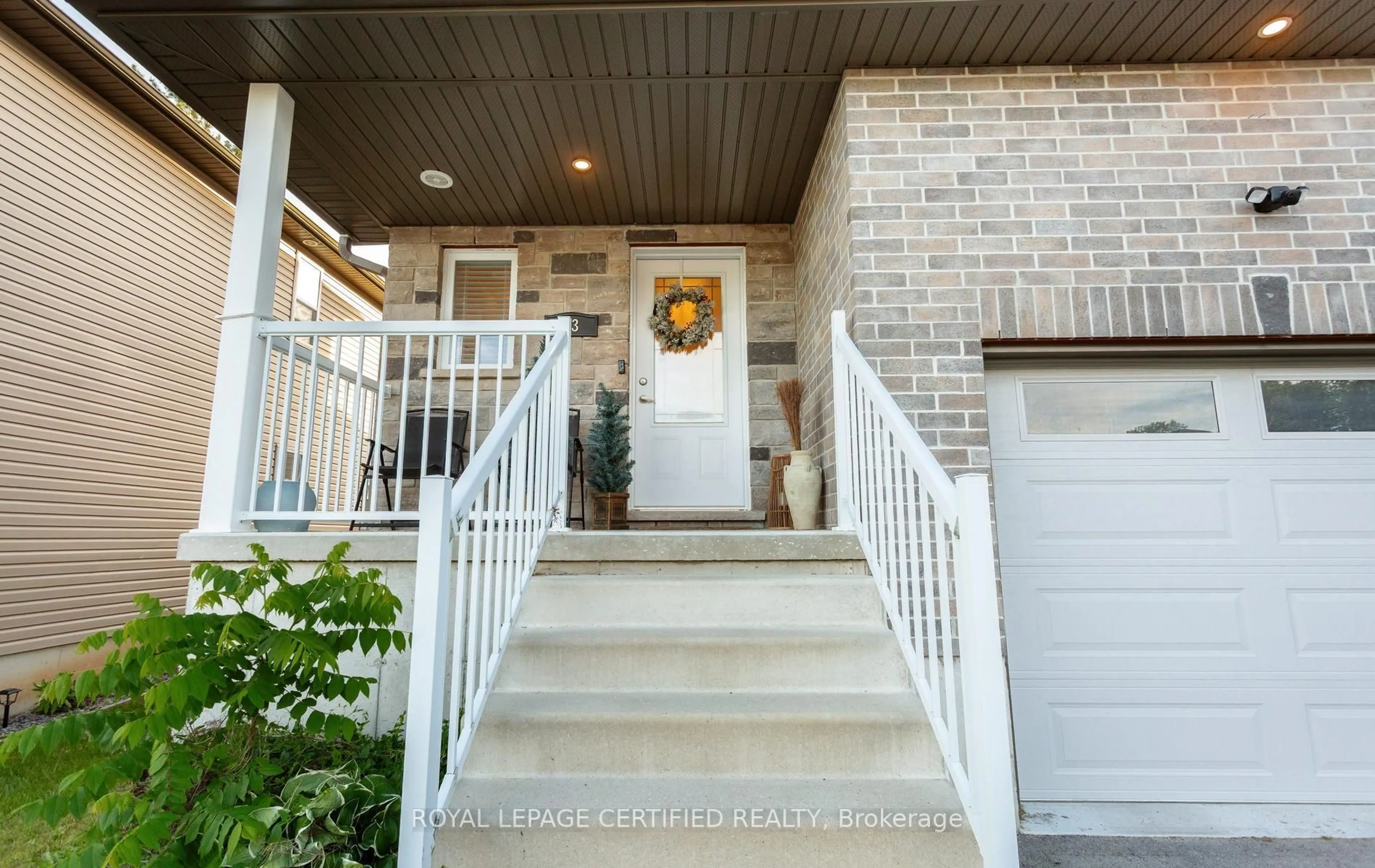 Indoor entryway for 33 Kendell Lane, Ingersoll Ontario N5C 3J1