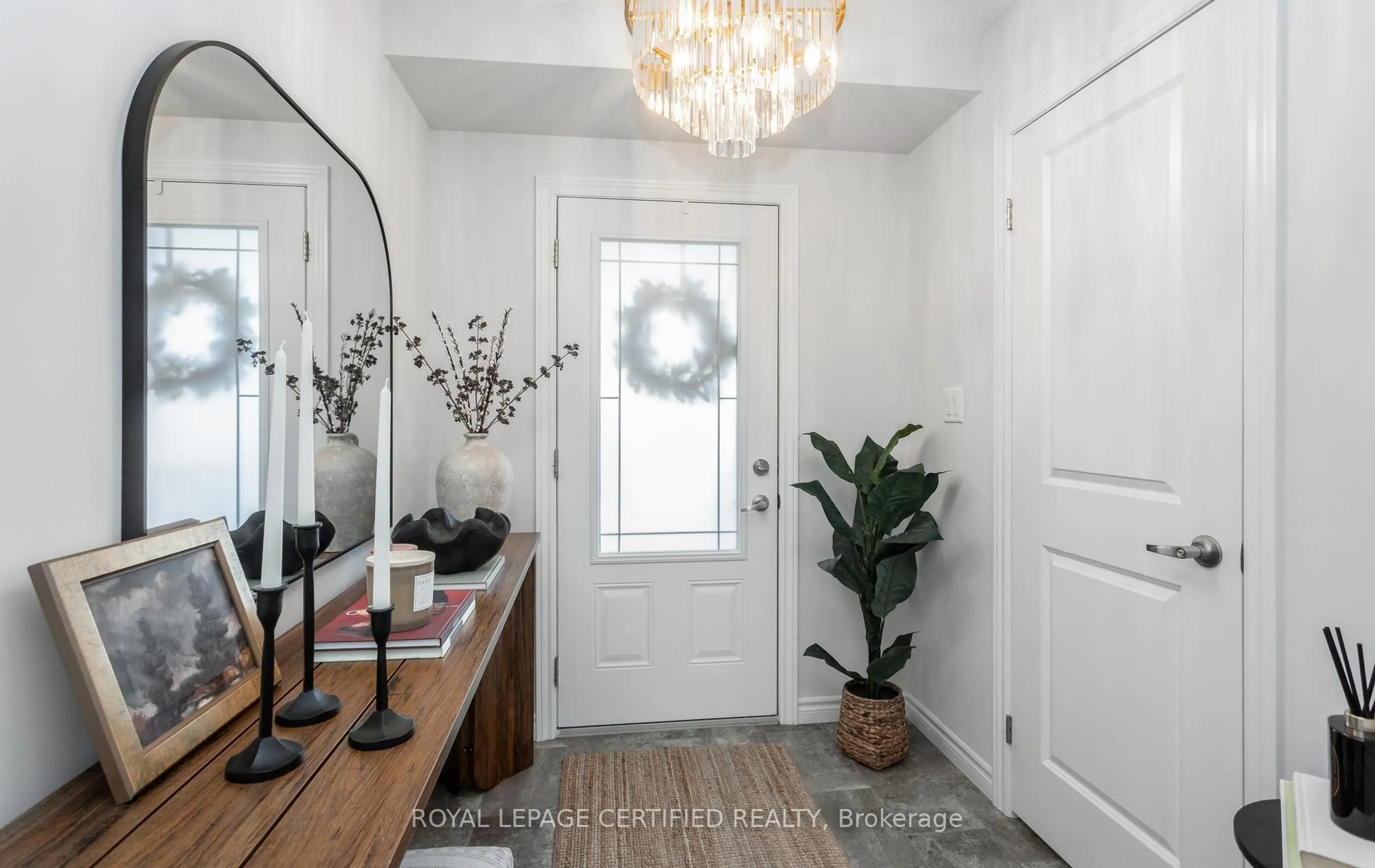 Indoor entryway for 33 Kendell Lane, Ingersoll Ontario N5C 3J1