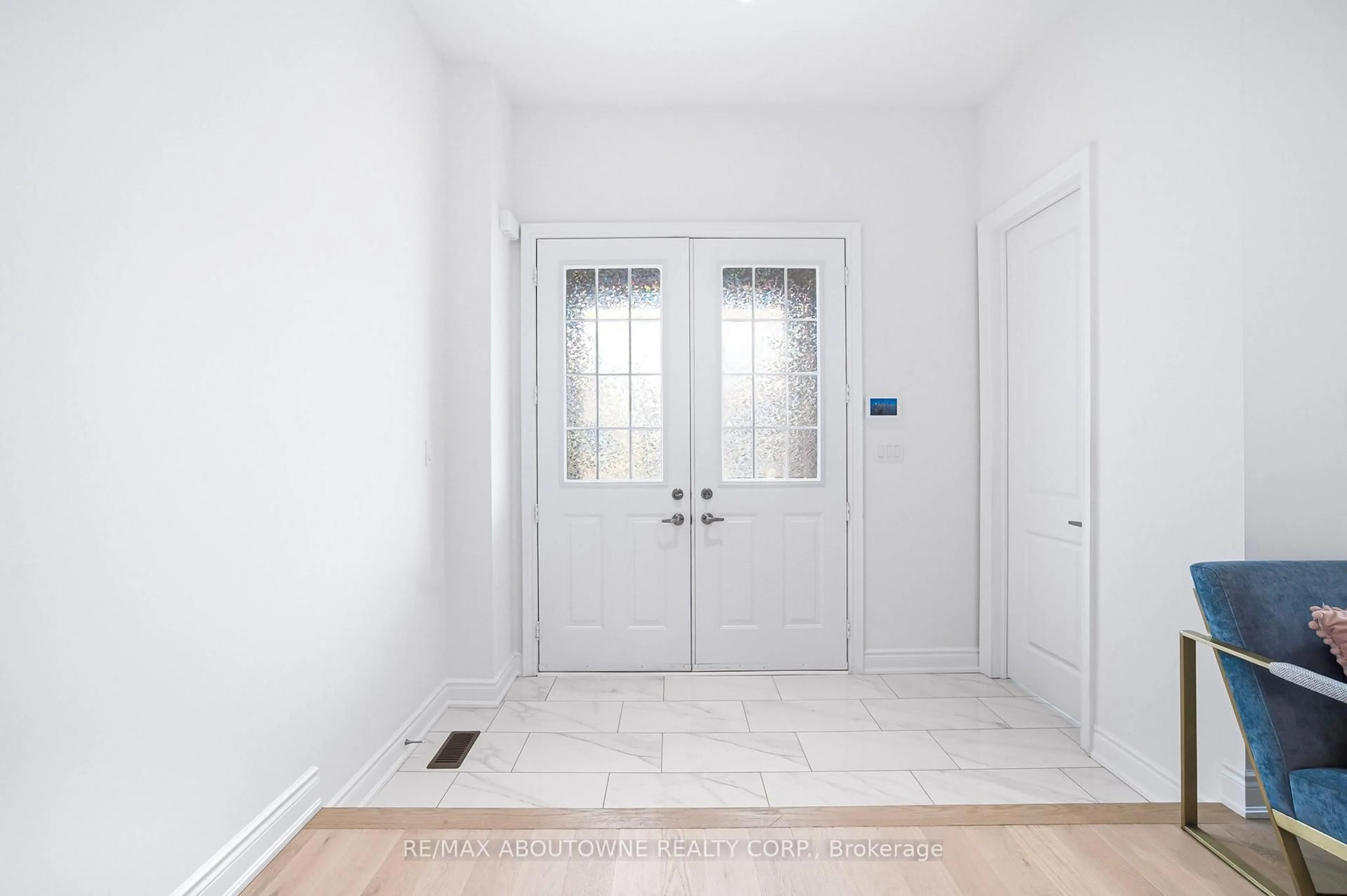 Indoor entryway for 11 Grierson Tr, Hamilton Ontario L8B 1X5