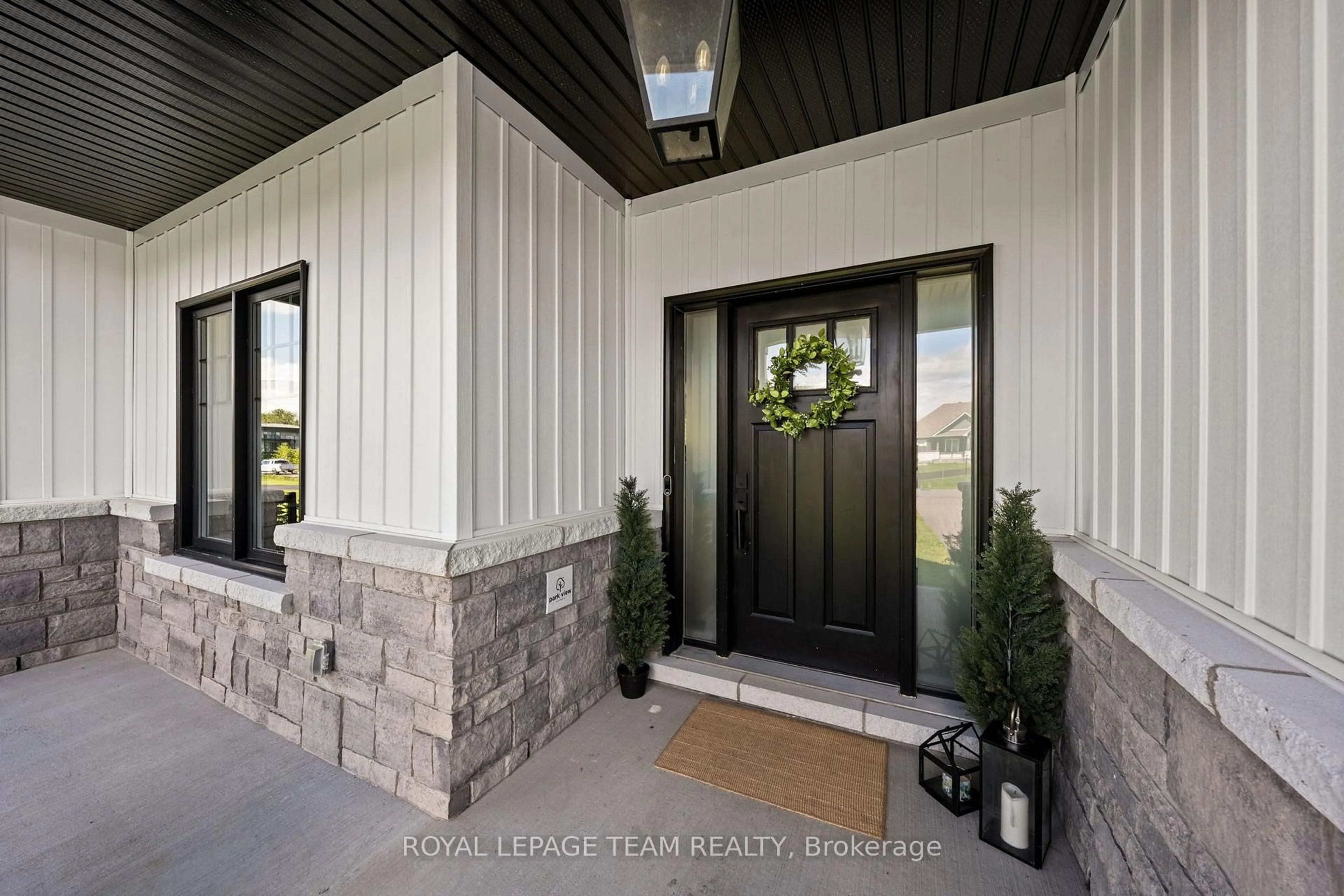 Indoor entryway for 200 Summerview Terr, Ottawa Ontario K4P 0E9