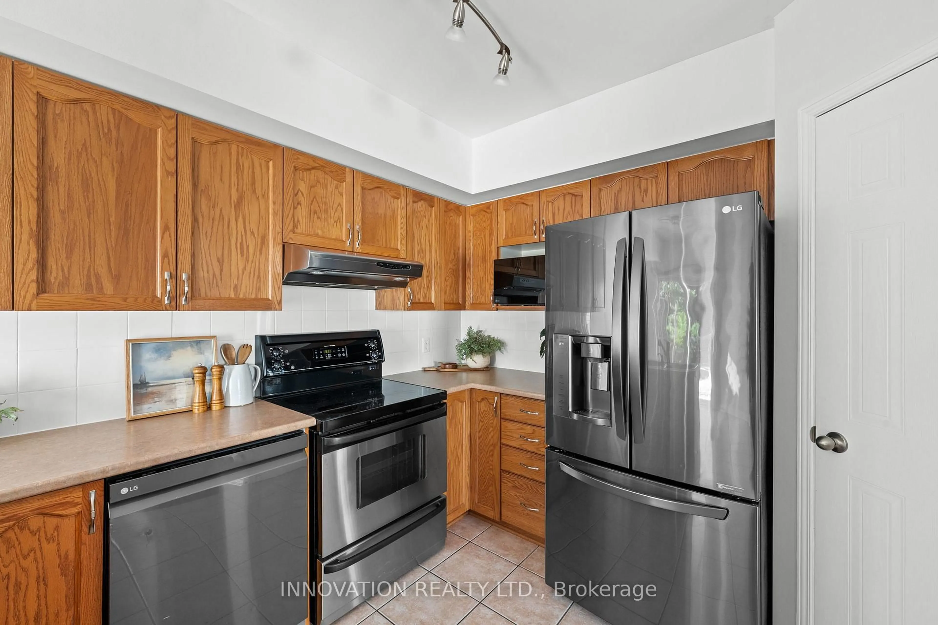 Standard kitchen, unknown for 37 Chantilly Gate, Stittsville Ontario K2S 2B1