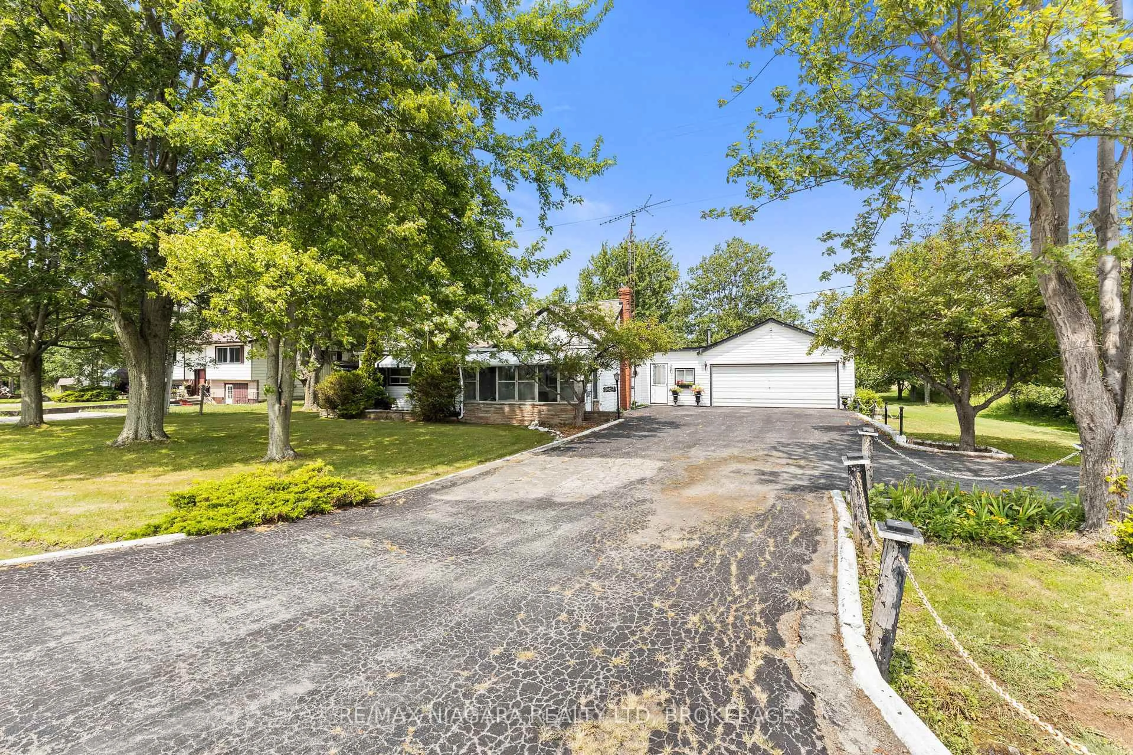 A pic from outside/outdoor area/front of a property/back of a property/a pic from drone, street for 2249 North Shore Dr, Haldimand Ontario N0A 1K0