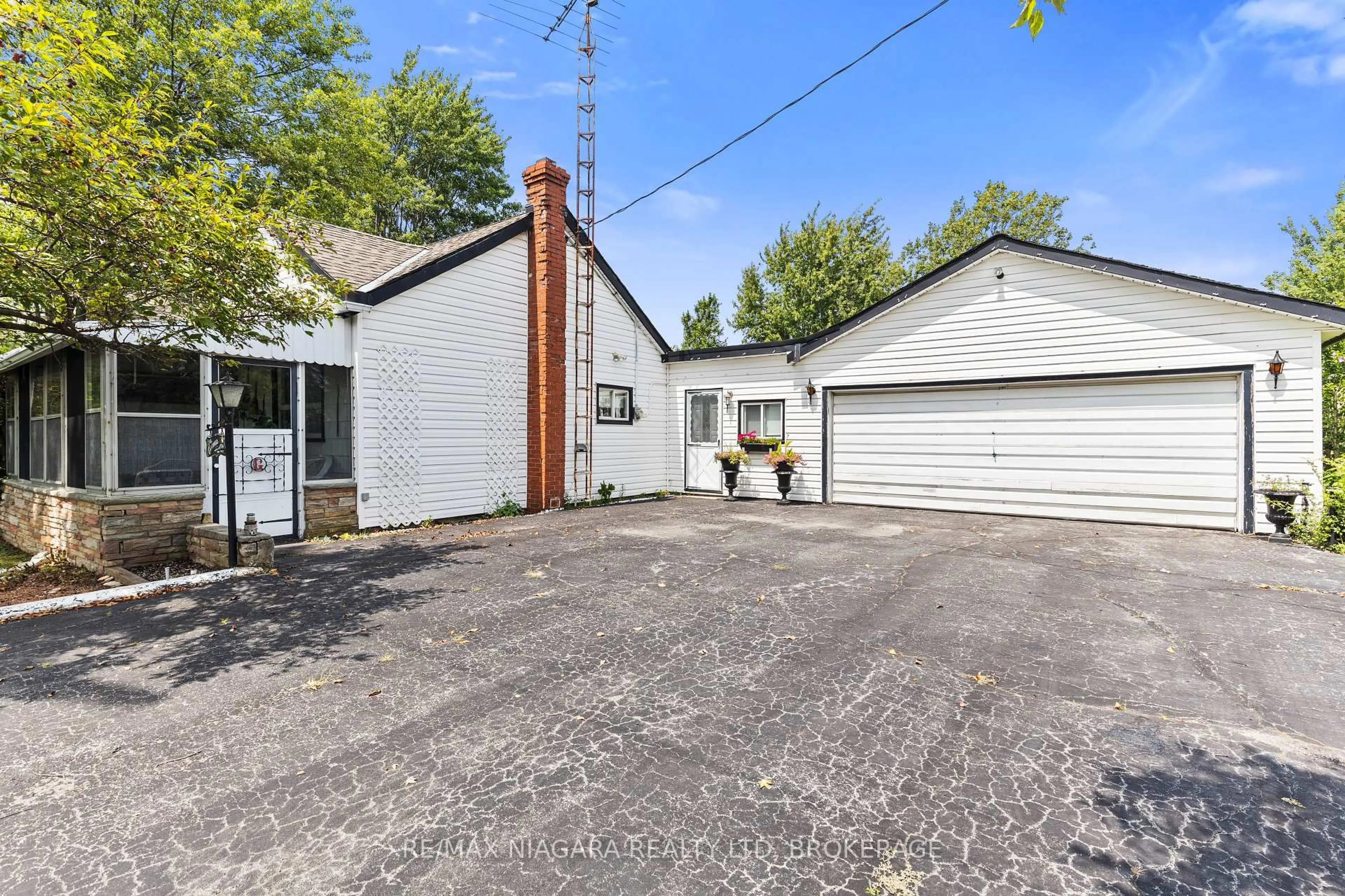 A pic from outside/outdoor area/front of a property/back of a property/a pic from drone, street for 2249 North Shore Dr, Haldimand Ontario N0A 1K0