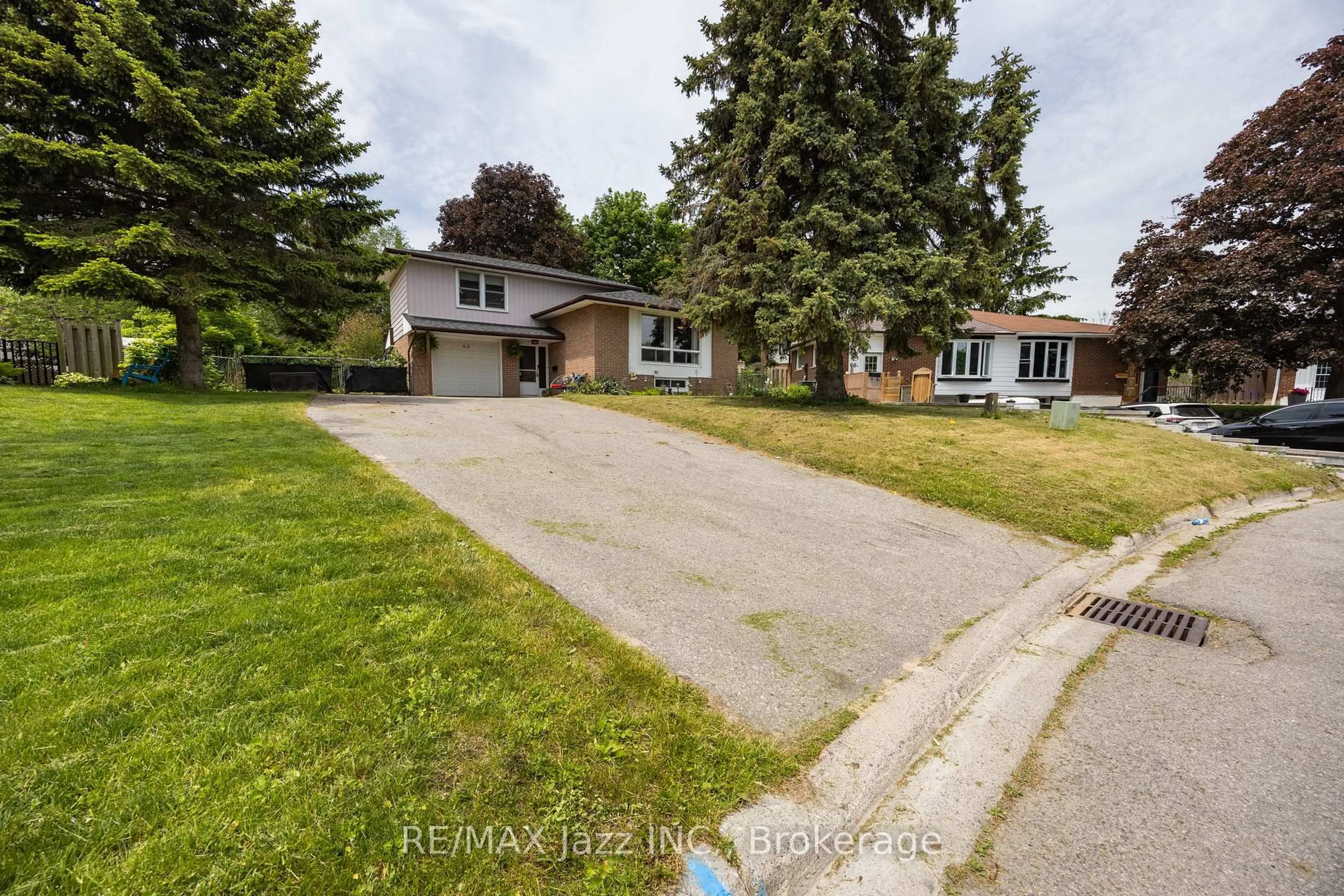 A pic from outside/outdoor area/front of a property/back of a property/a pic from drone, street for 62 Crossley Dr, Port Hope Ontario L1A 3T5