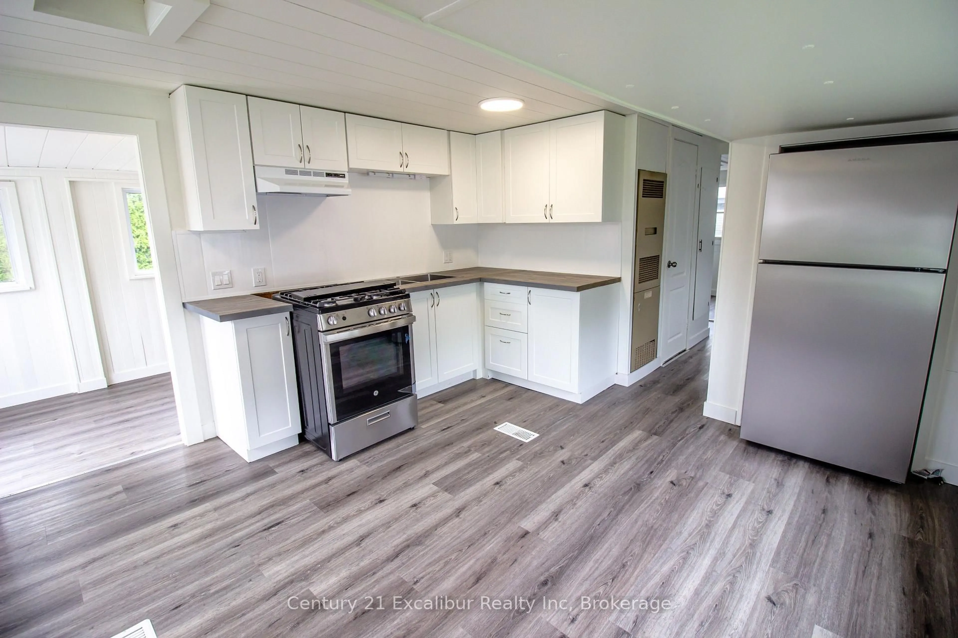 Standard kitchen, wood/laminate floor for 422 Pine Pass Rd, Centre Wellington Ontario N1M 2W5