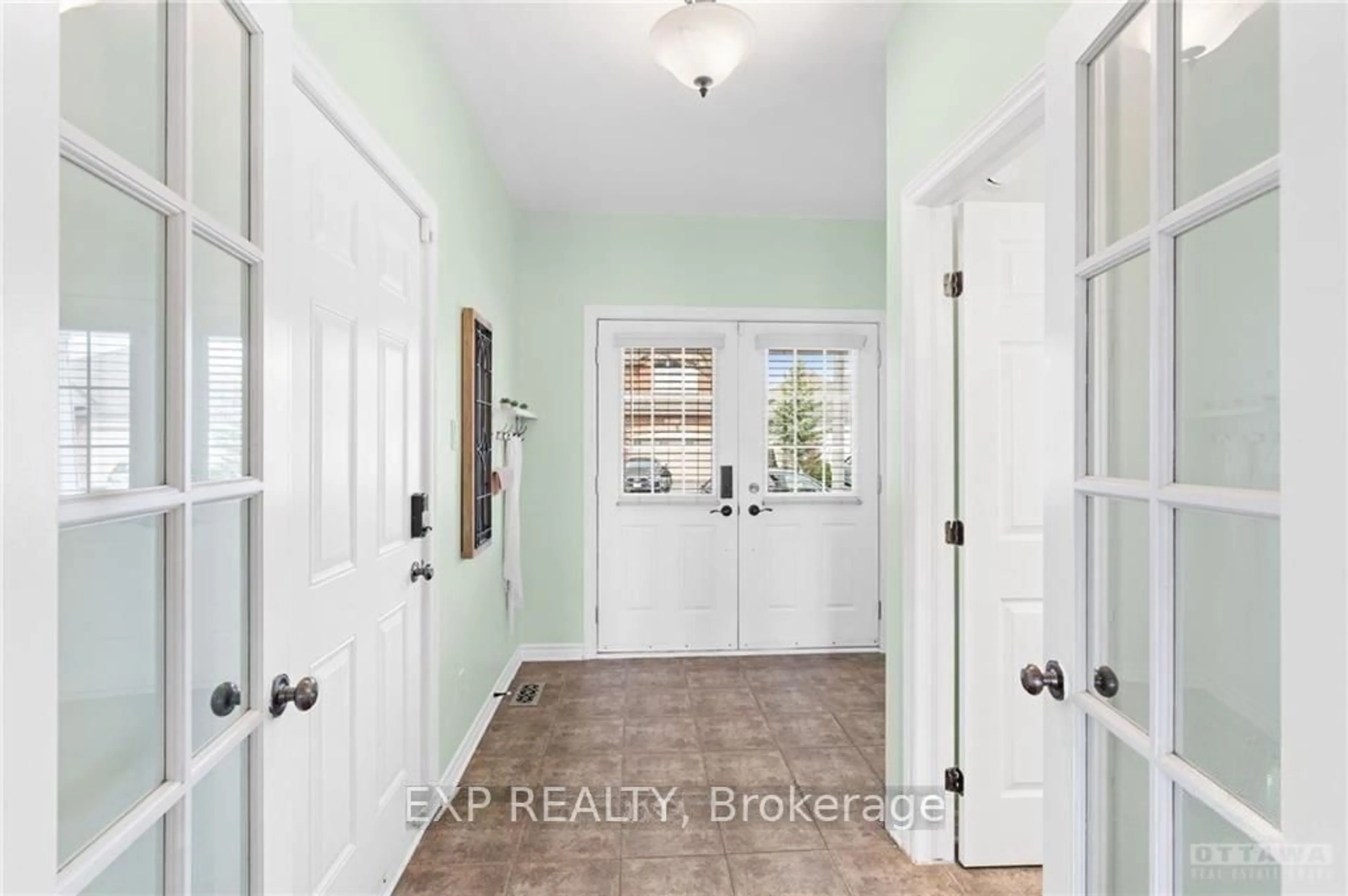 Indoor entryway for 254 FLODDEN Way, Ottawa Ontario K2G 7E1