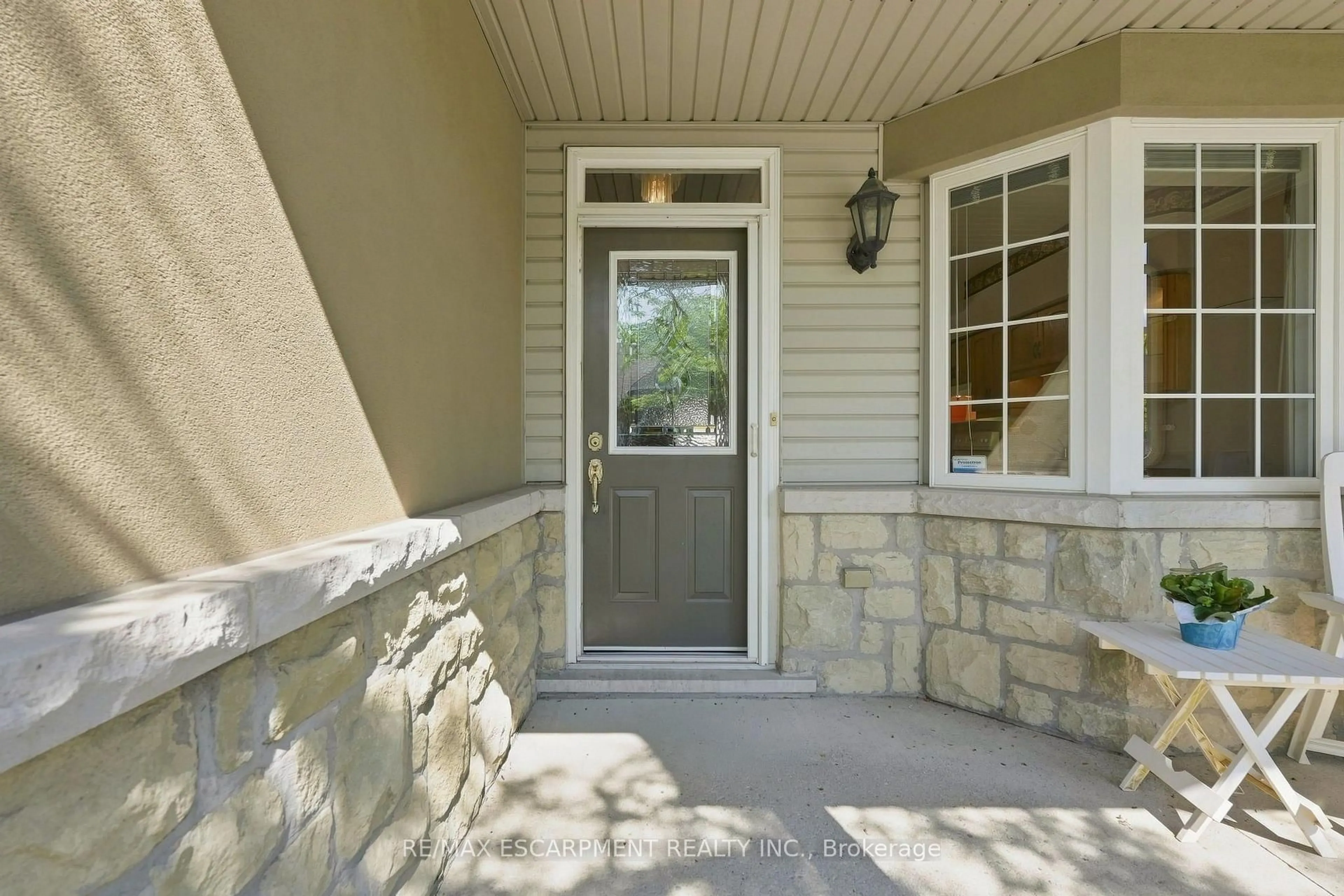 Indoor entryway for 212 Stonehenge Dr #41, Hamilton Ontario L9K 1N4