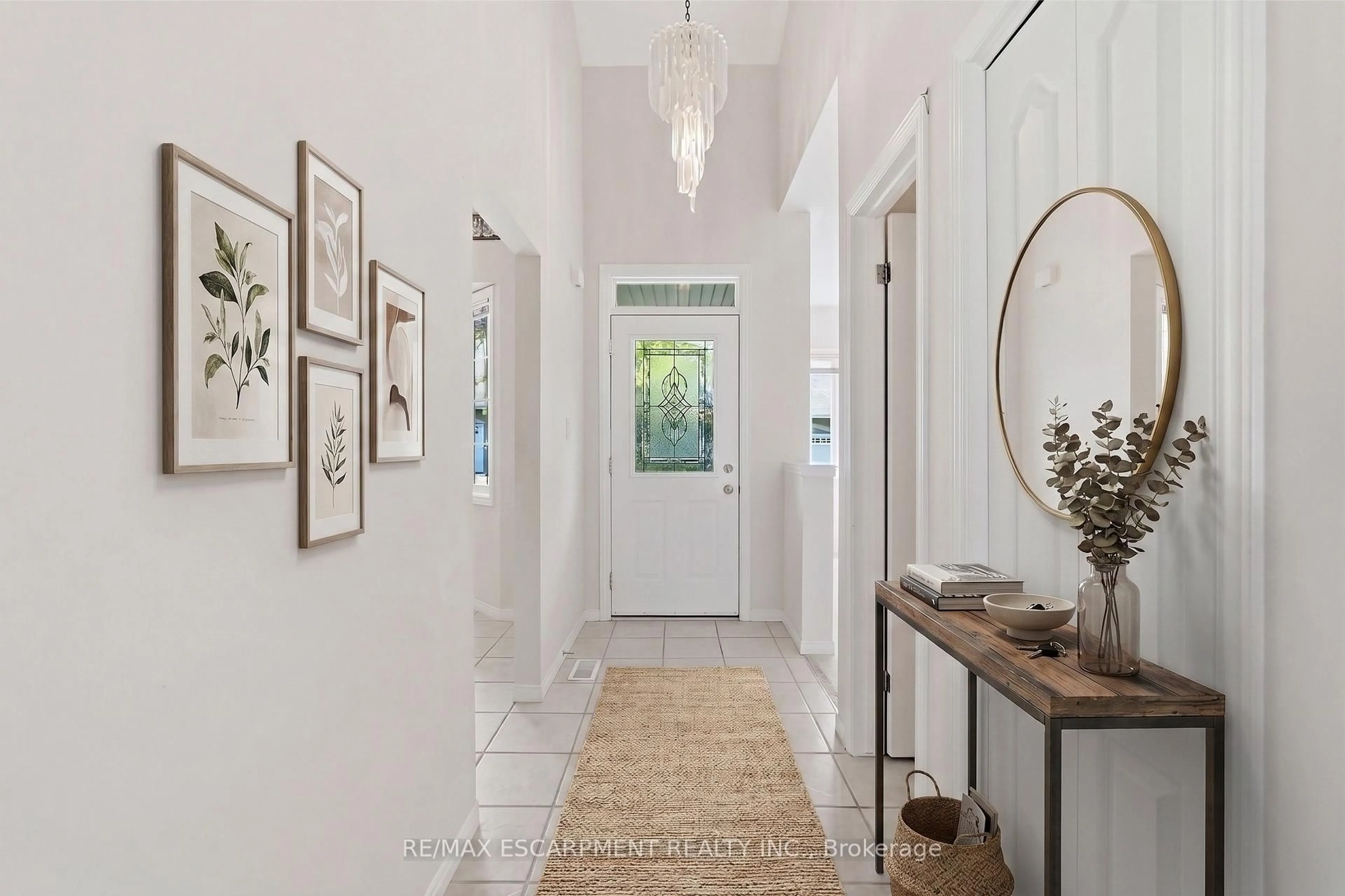 Indoor entryway for 212 Stonehenge Dr #41, Hamilton Ontario L9K 1N4