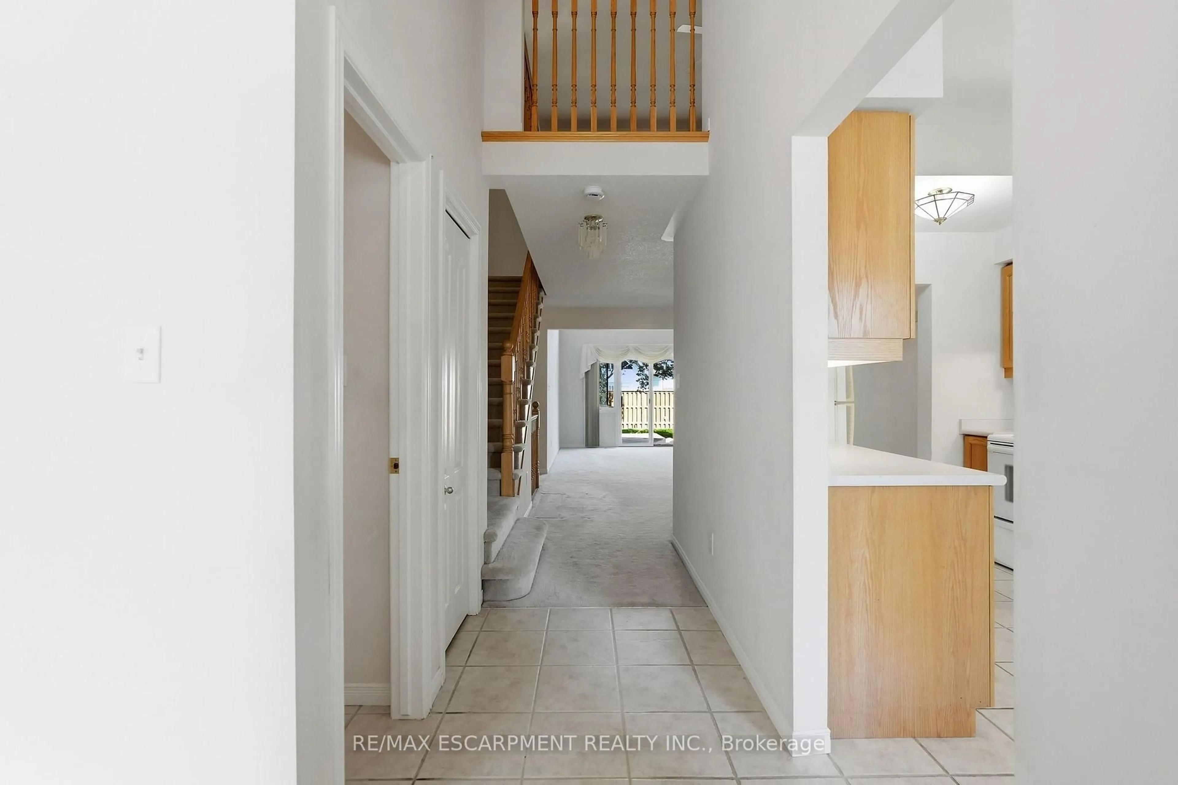 Indoor entryway for 212 Stonehenge Dr #41, Hamilton Ontario L9K 1N4