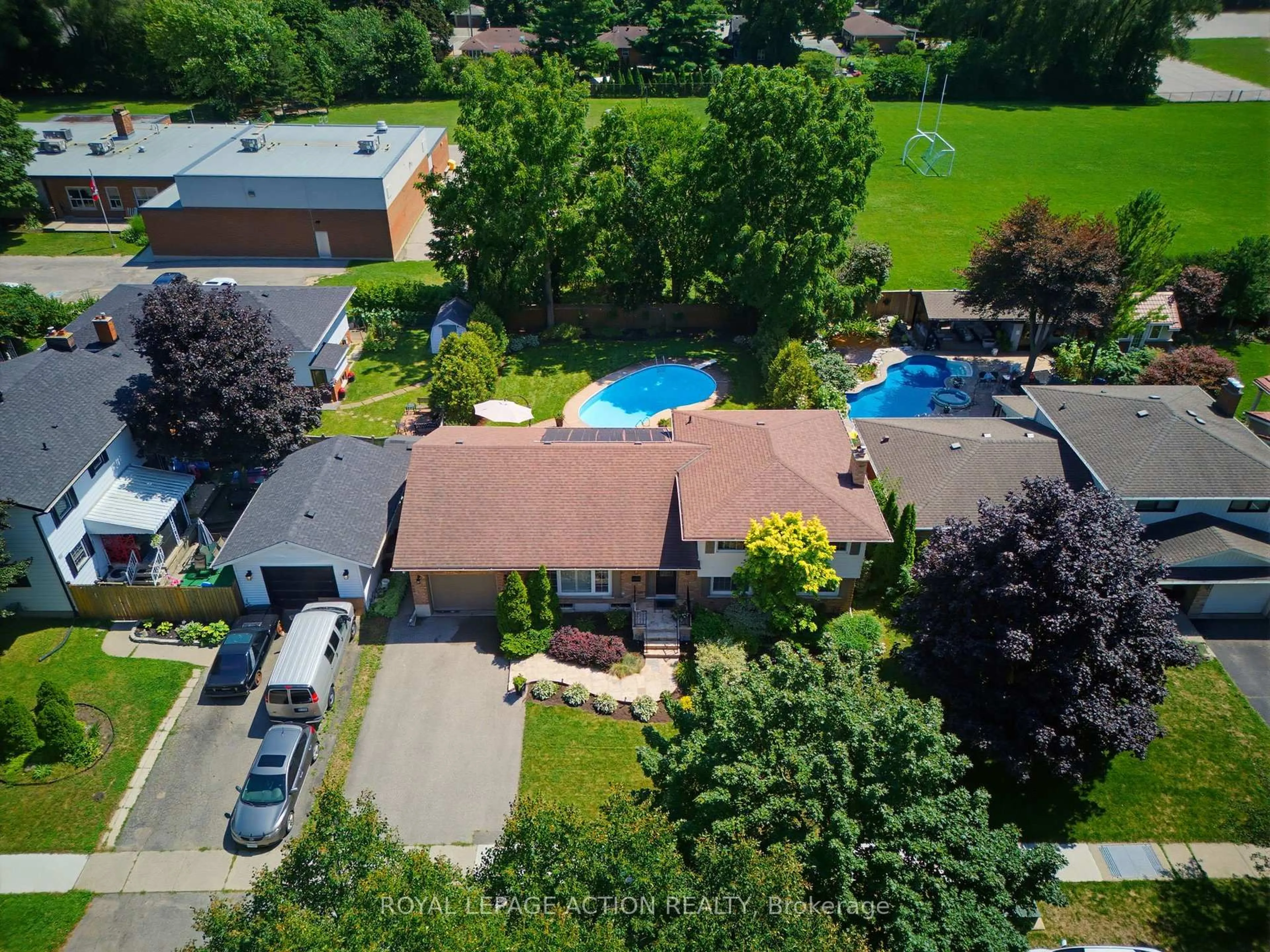 A pic from outside/outdoor area/front of a property/back of a property/a pic from drone, street for 5 Marigold St, Brantford Ontario N3R 5W7