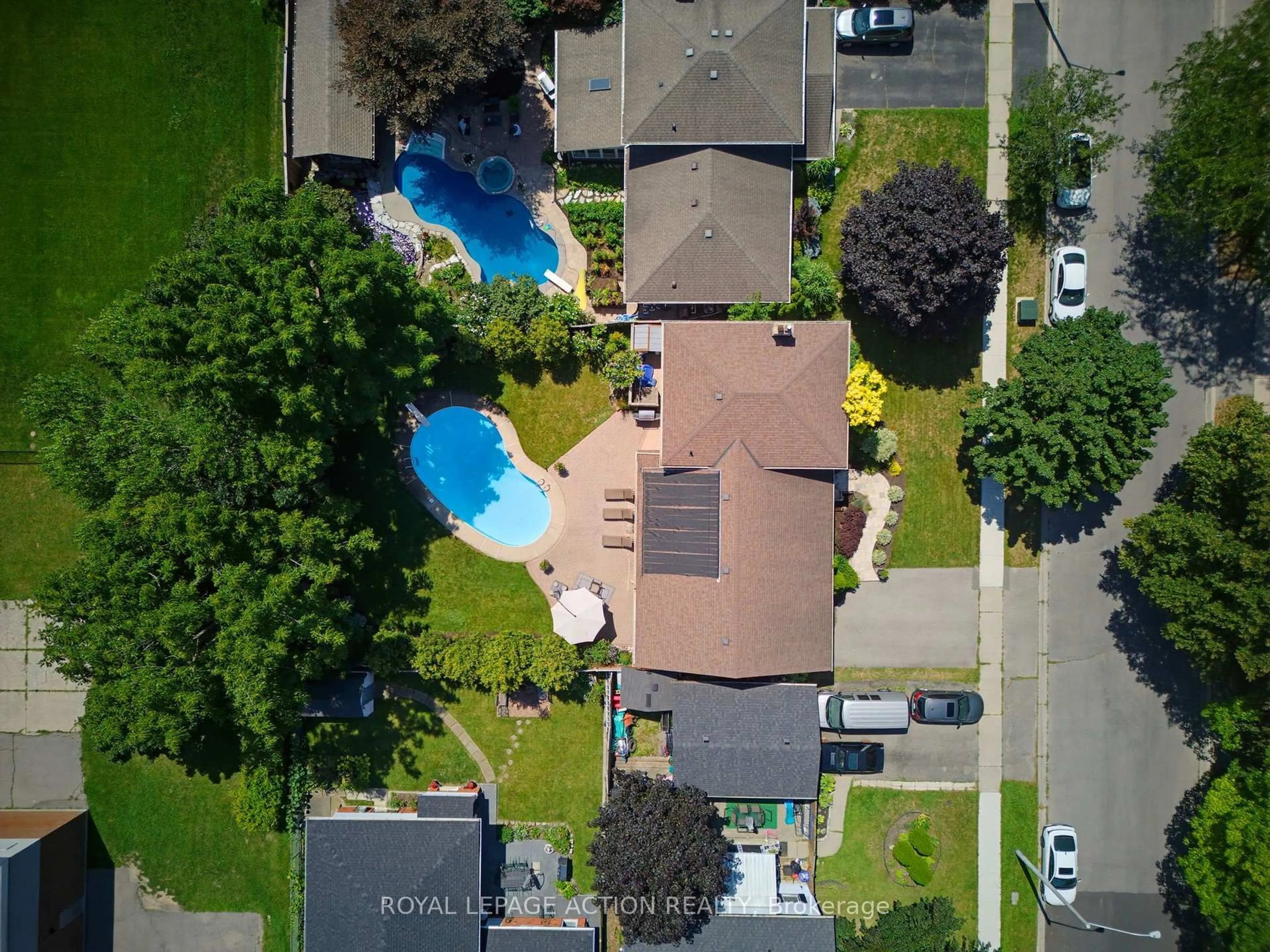 A pic from outside/outdoor area/front of a property/back of a property/a pic from drone, street for 5 Marigold St, Brantford Ontario N3R 5W7