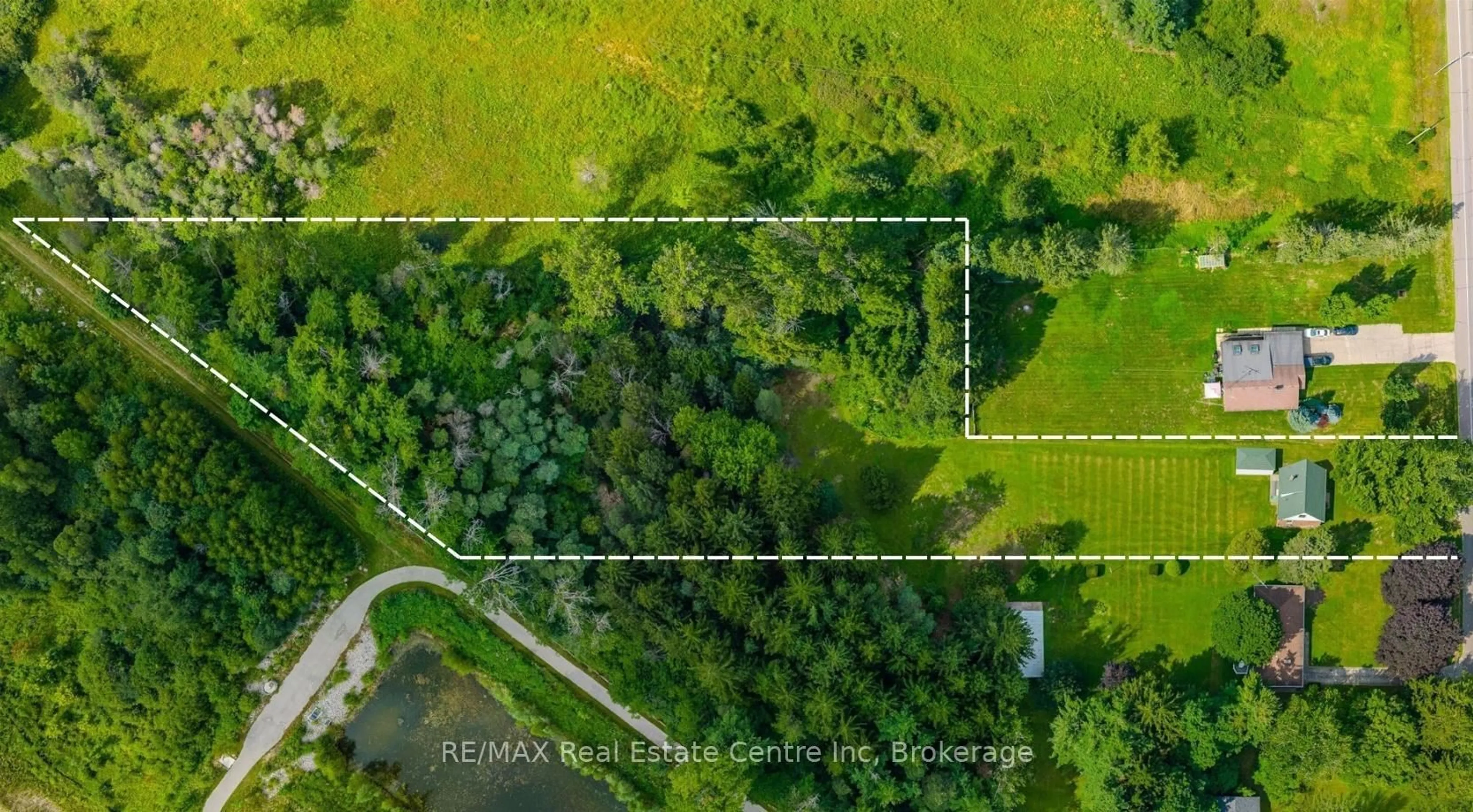 A pic from outside/outdoor area/front of a property/back of a property/a pic from drone, unknown for 762 Eramosa Rd, Guelph/Eramosa Ontario N1E 5Z3