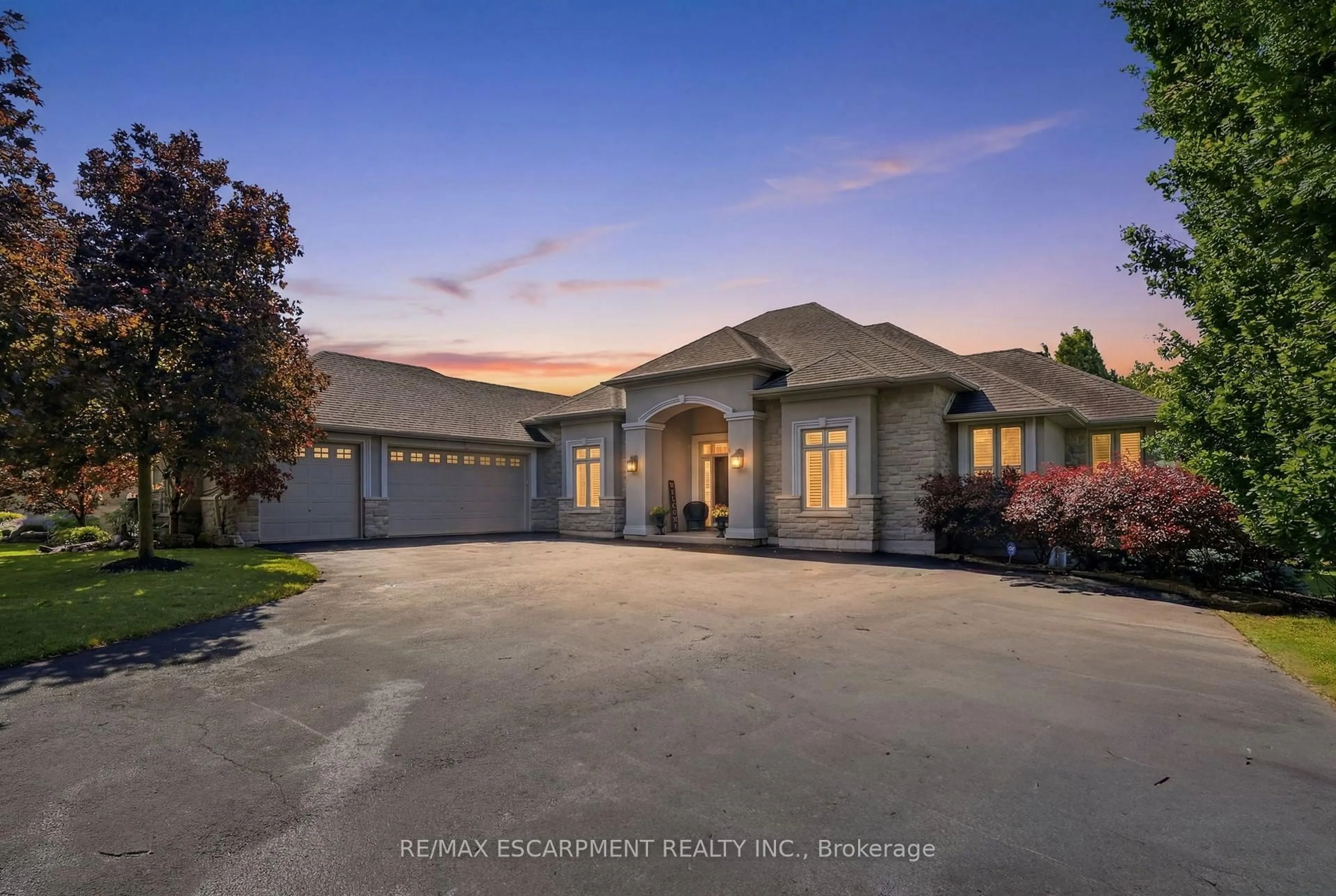 A pic from outside/outdoor area/front of a property/back of a property/a pic from drone, street for 1318 CONCESSION ROAD 6, Hamilton Ontario L8B 1N1