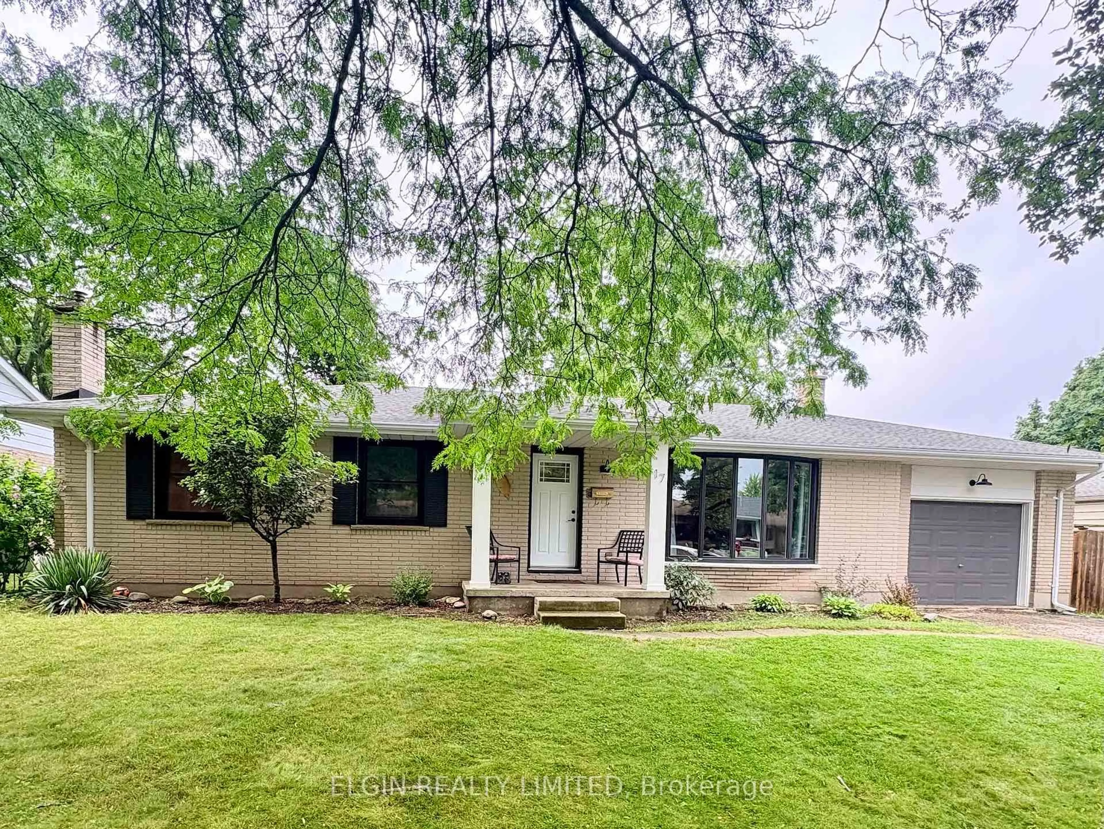 A pic from outside/outdoor area/front of a property/back of a property/a pic from drone, street for 17 Butler Dr, St. Thomas Ontario N5R 4Y9