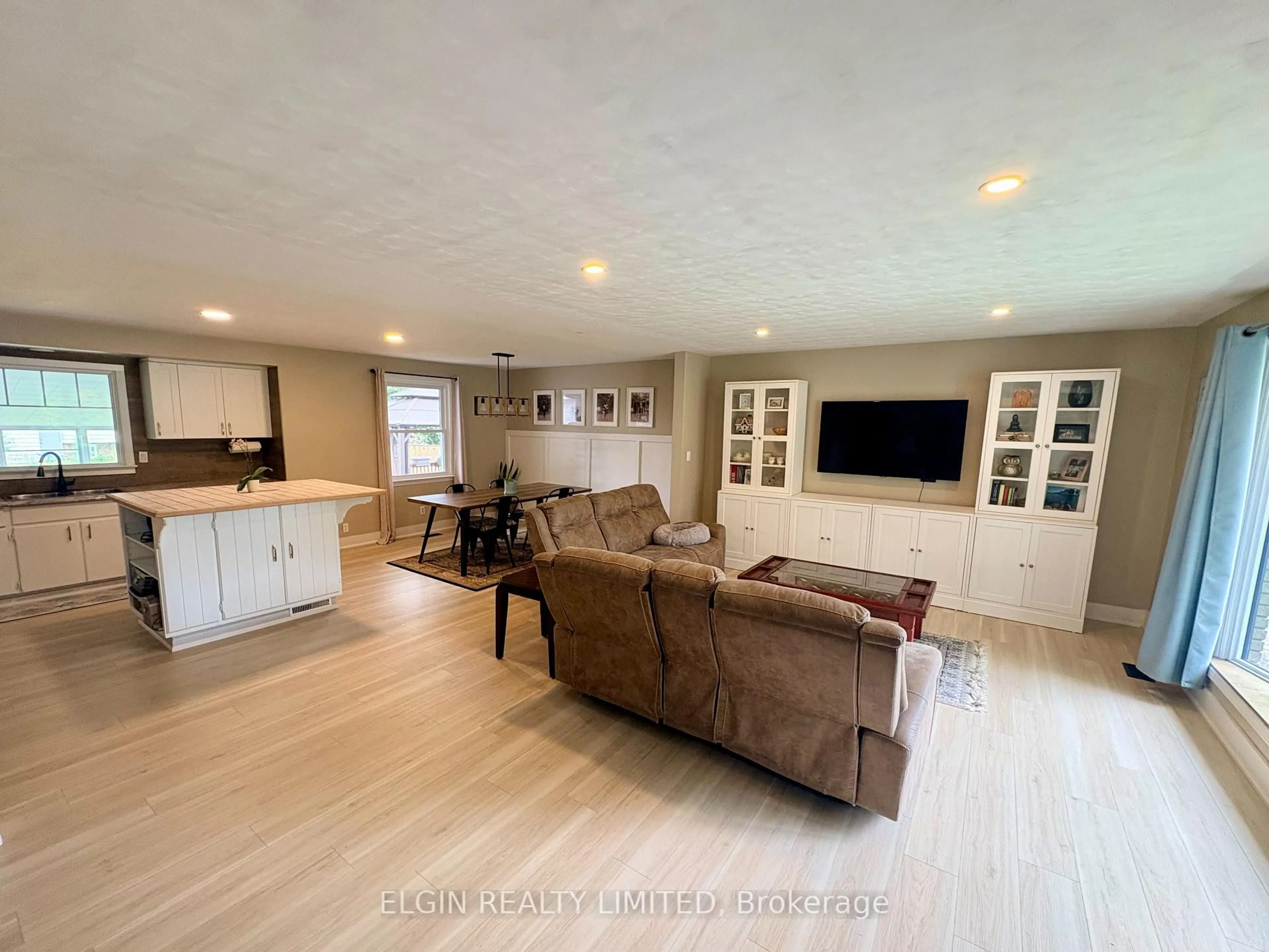 Living room with furniture, wood/laminate floor for 17 Butler Dr, St. Thomas Ontario N5R 4Y9