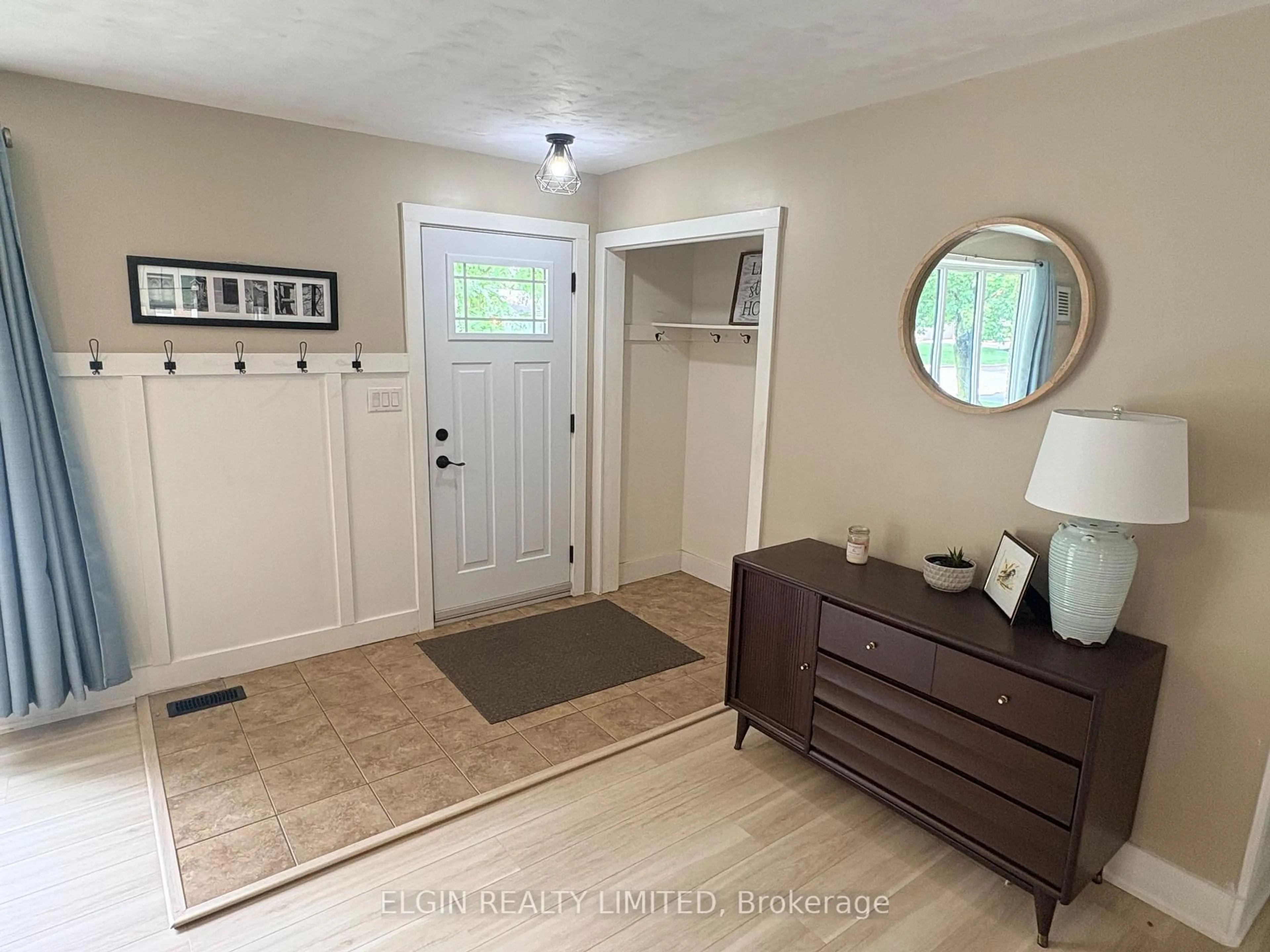 Indoor entryway for 17 Butler Dr, St. Thomas Ontario N5R 4Y9