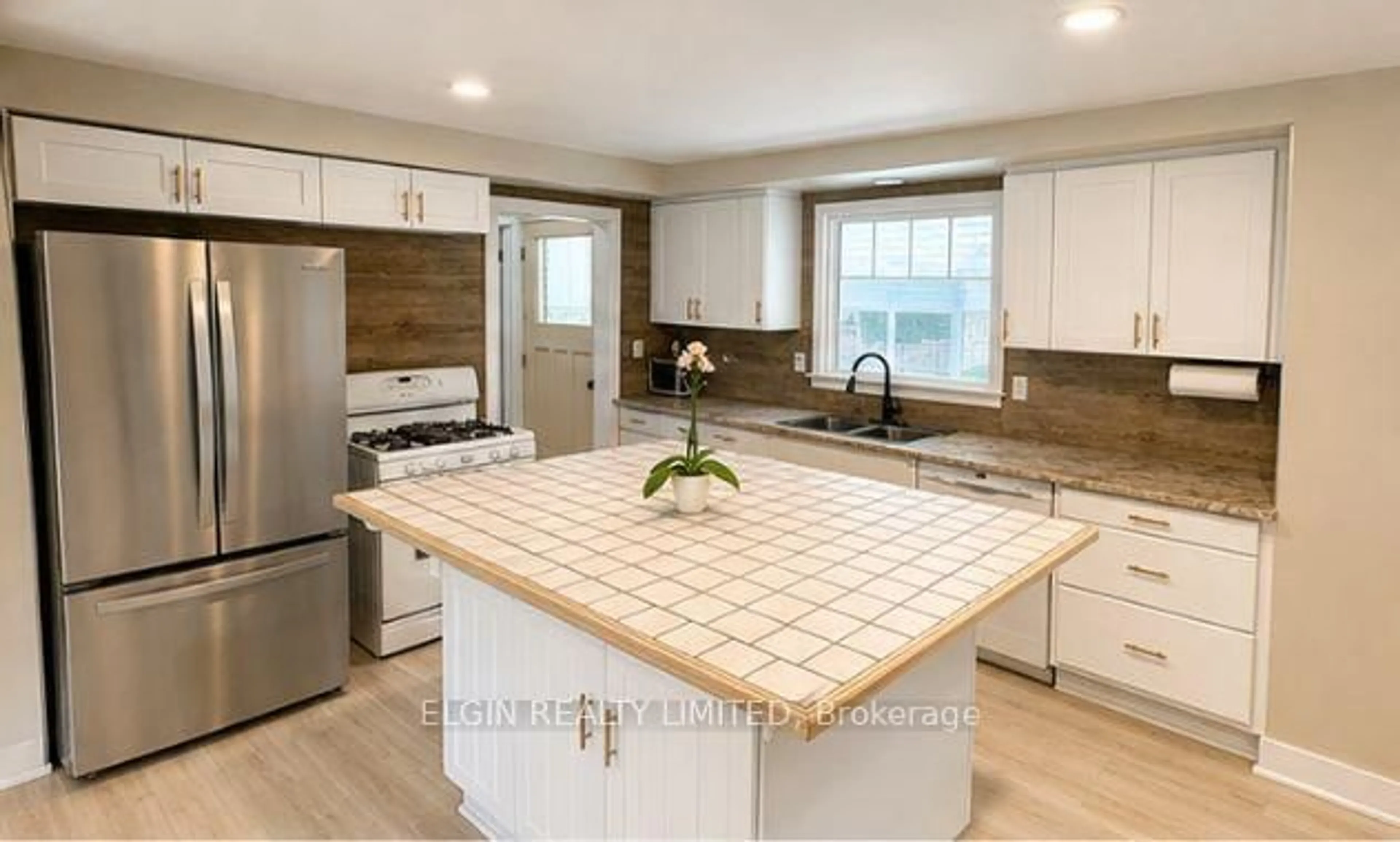 Open concept kitchen, ceramic/tile floor for 17 Butler Dr, St. Thomas Ontario N5R 4Y9