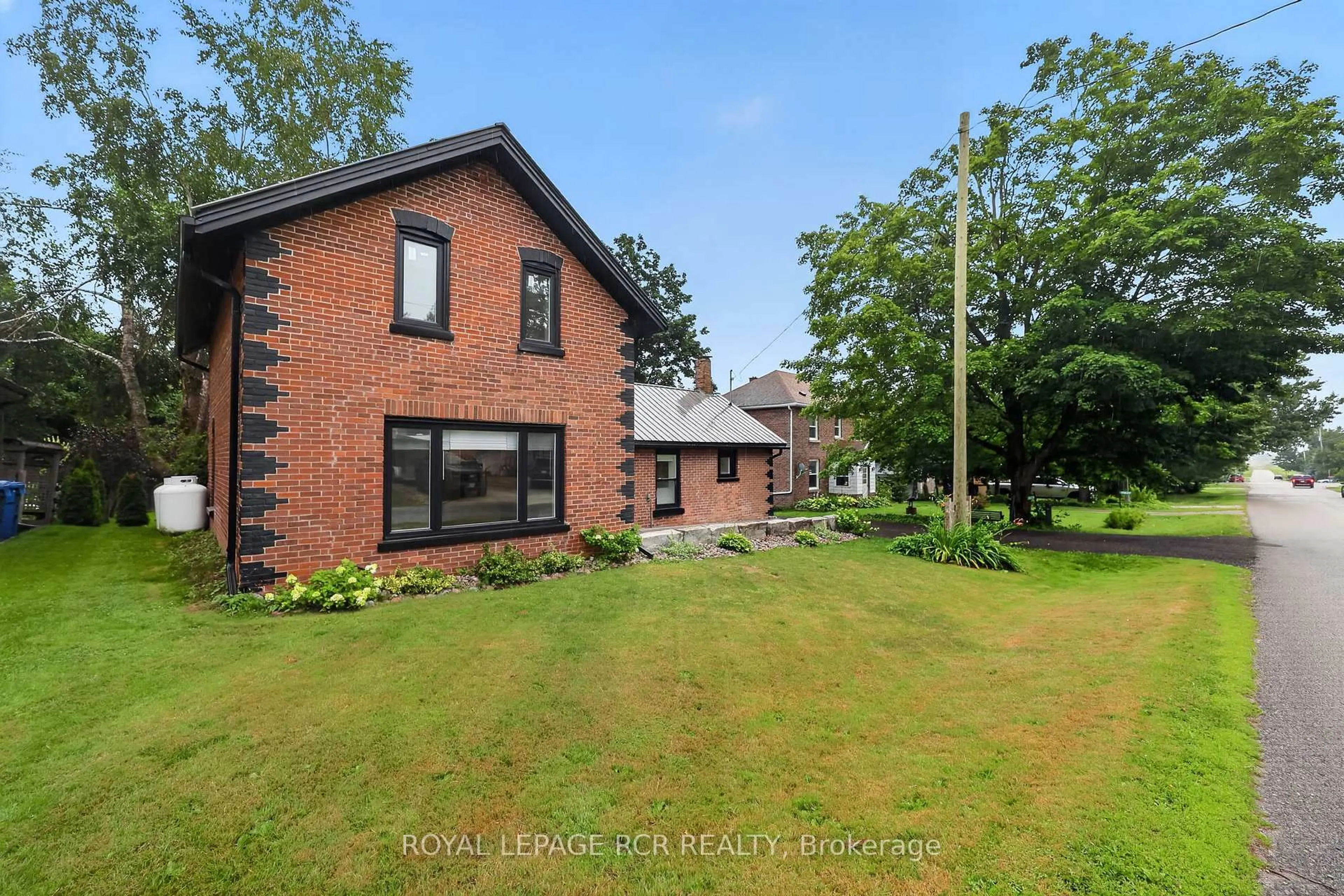 A pic from outside/outdoor area/front of a property/back of a property/a pic from drone, building for 598319 2nd Line West Line, Mulmur Ontario L9V 0B6