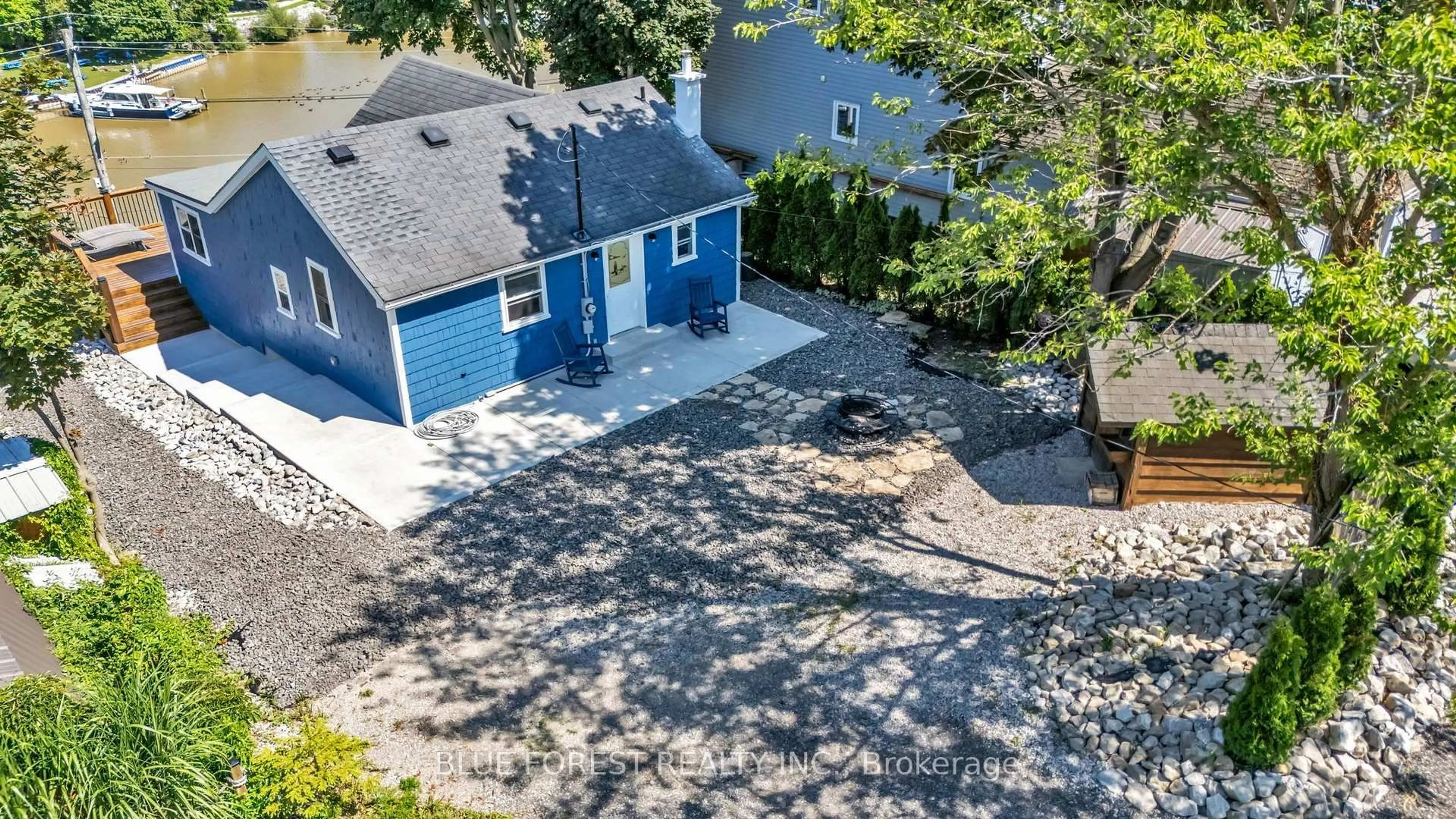 A pic from outside/outdoor area/front of a property/back of a property/a pic from drone, unknown for 213 William St, Central Elgin Ontario N5L 1C5