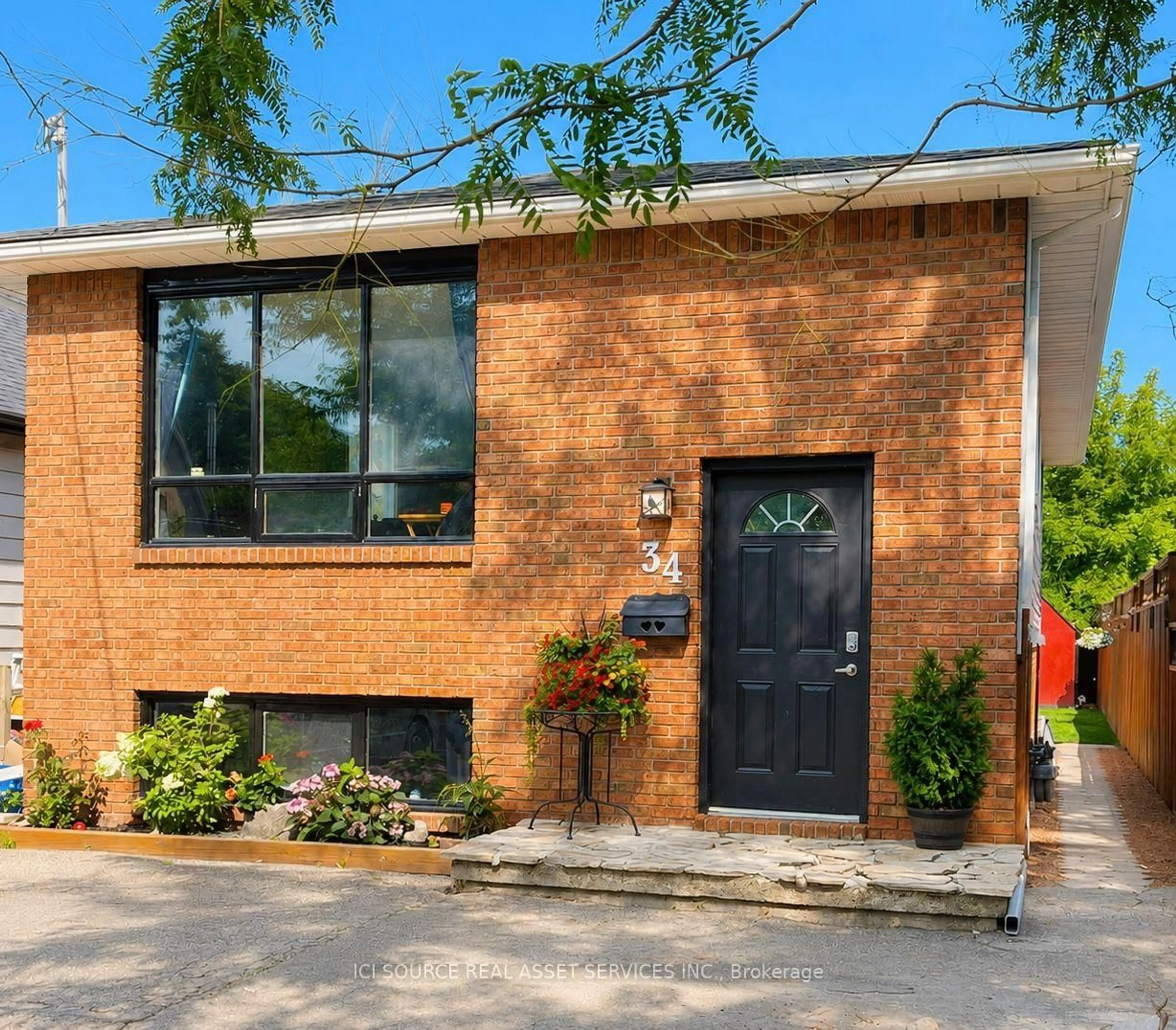 Home with brick exterior material, street for 34 Grantham Ave, St. Catharines Ontario L2P 3B4