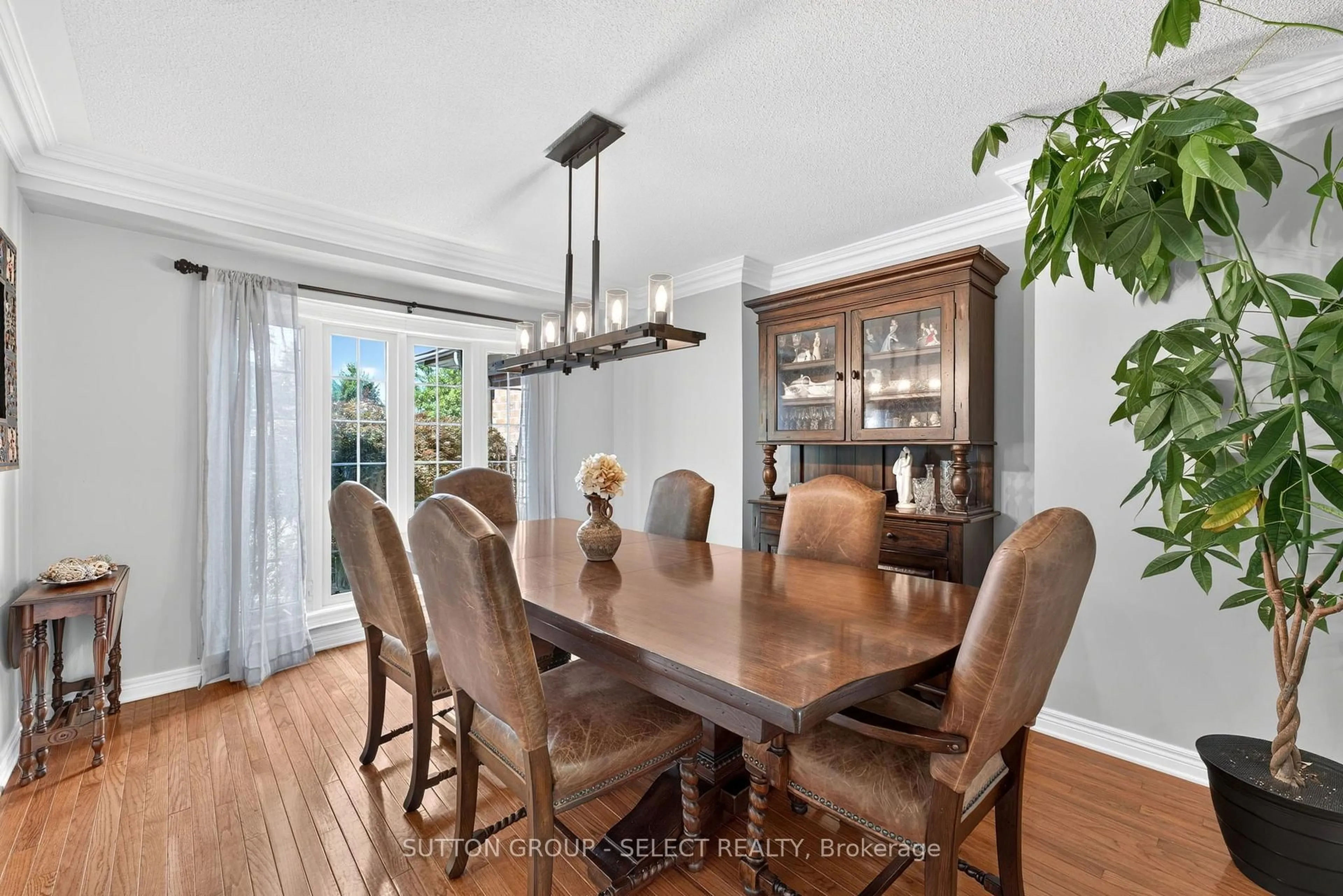 Dining room, wood/laminate floor for 2 Garnet Crt, London North Ontario N6H 4Z9